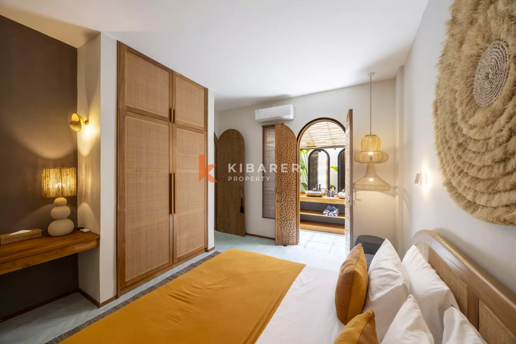 Surga Tropis: Vila Tiga Kamar Tidur dengan Kolam Renang & Taman Pribadi di Kerobokan