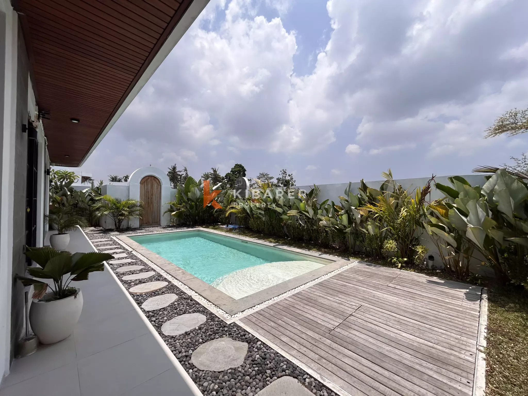 Spacious Two-Bedroom Villa with Large Pool and Tropical Garden in Munggu