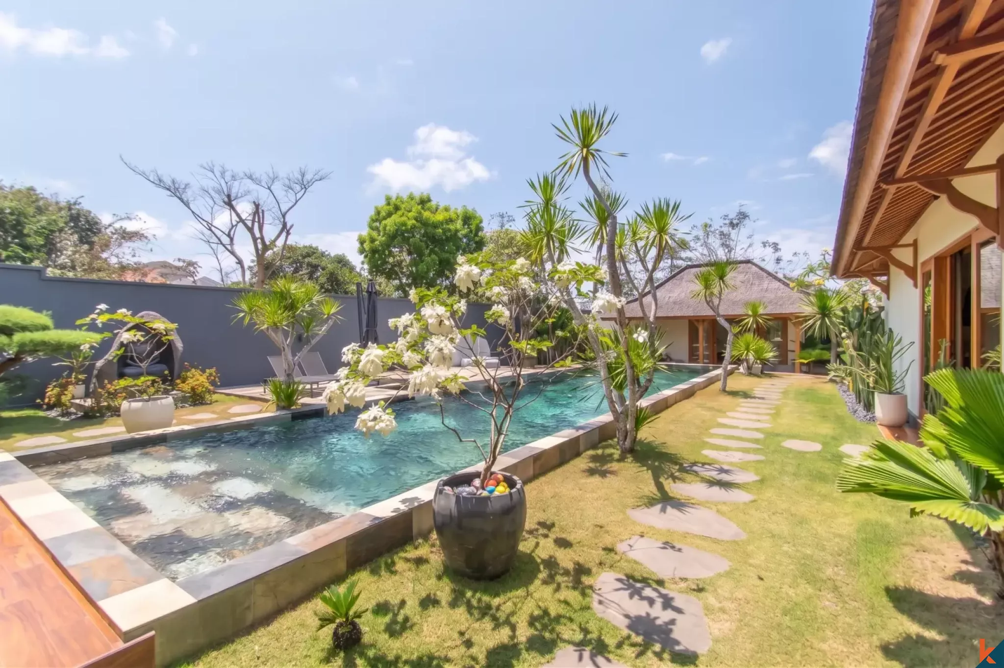 Propriété immobilière de haute qualité avec quatre chambres de style Joglo moderne à vendre à Ungasan