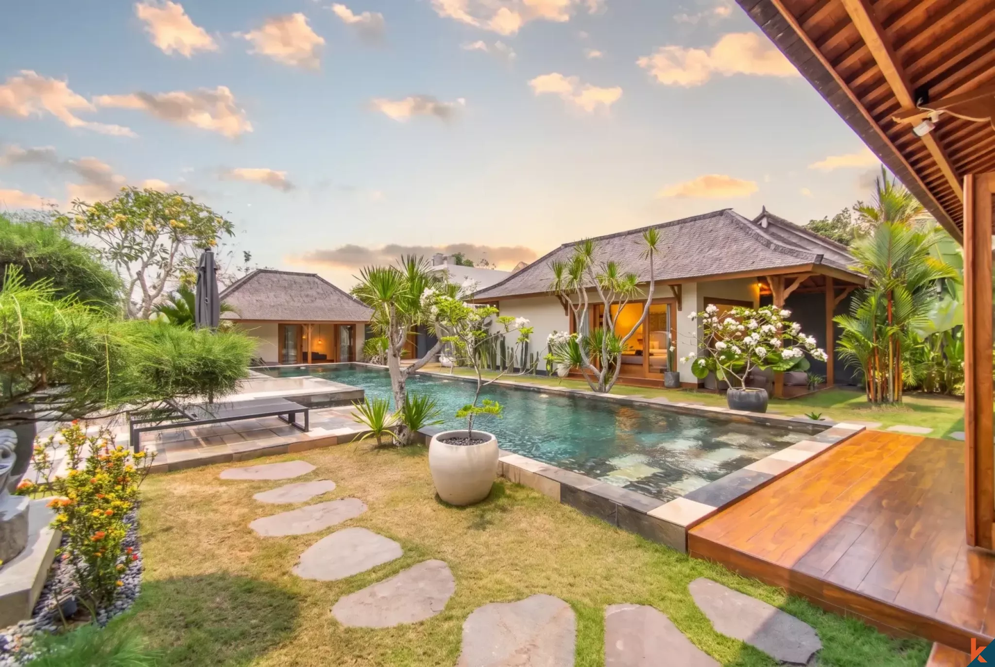 Propriété immobilière de haute qualité avec quatre chambres de style Joglo moderne à vendre à Ungasan