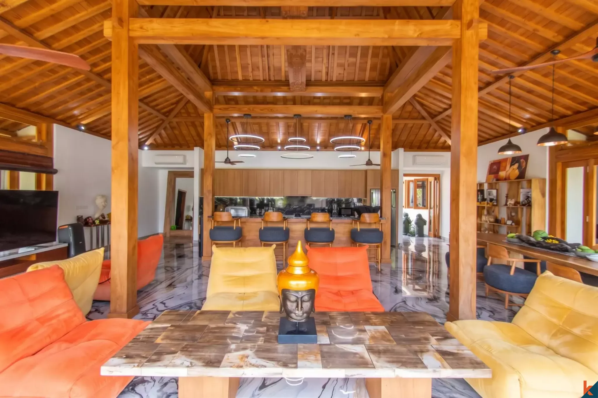 Propriété immobilière de haute qualité avec quatre chambres de style Joglo moderne à vendre à Ungasan