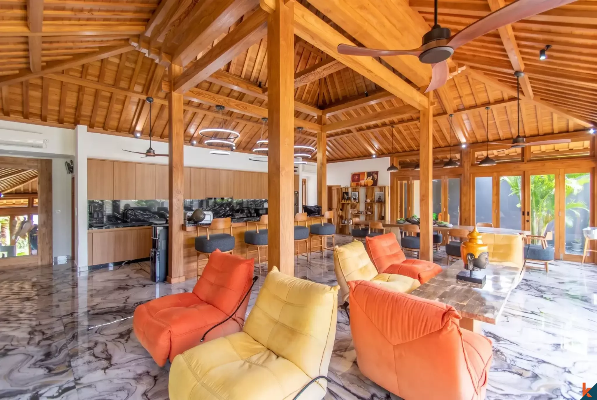 Propriété immobilière de haute qualité avec quatre chambres de style Joglo moderne à vendre à Ungasan