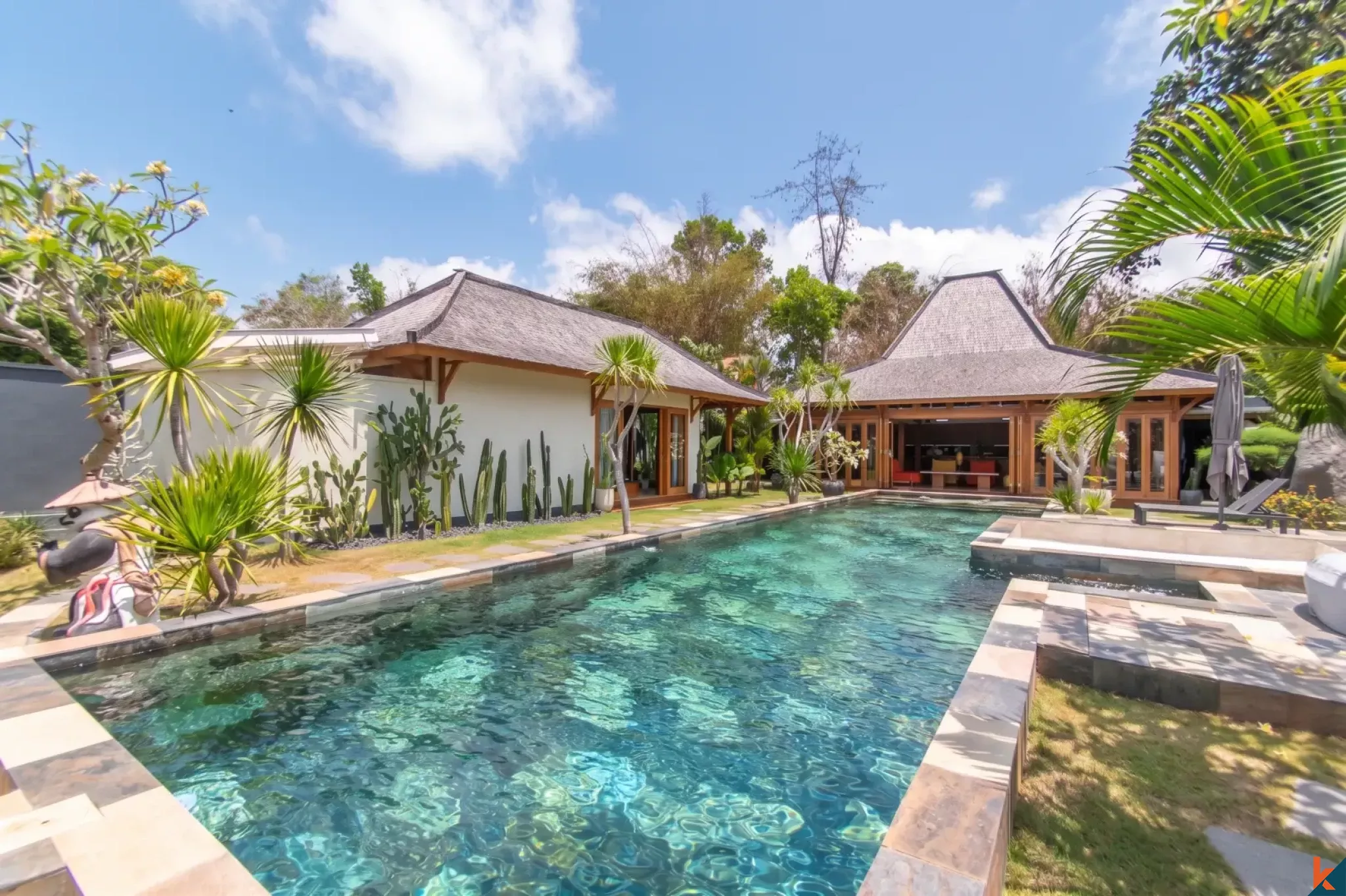 Propriété immobilière de haute qualité avec quatre chambres de style Joglo moderne à vendre à Ungasan
