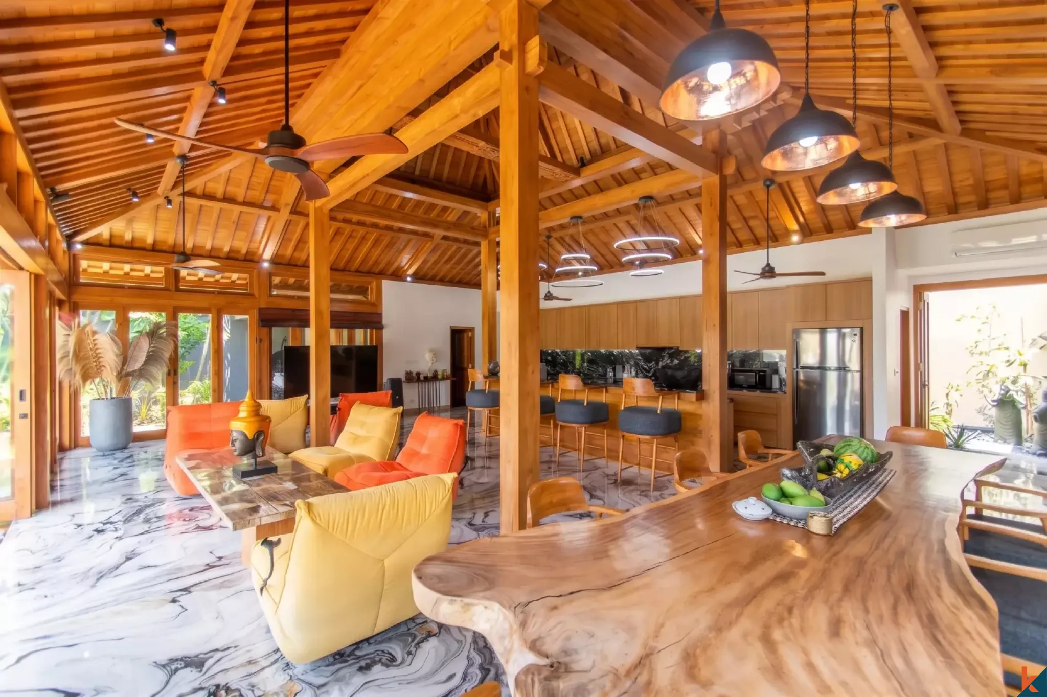 Propriété immobilière de haute qualité avec quatre chambres de style Joglo moderne à vendre à Ungasan