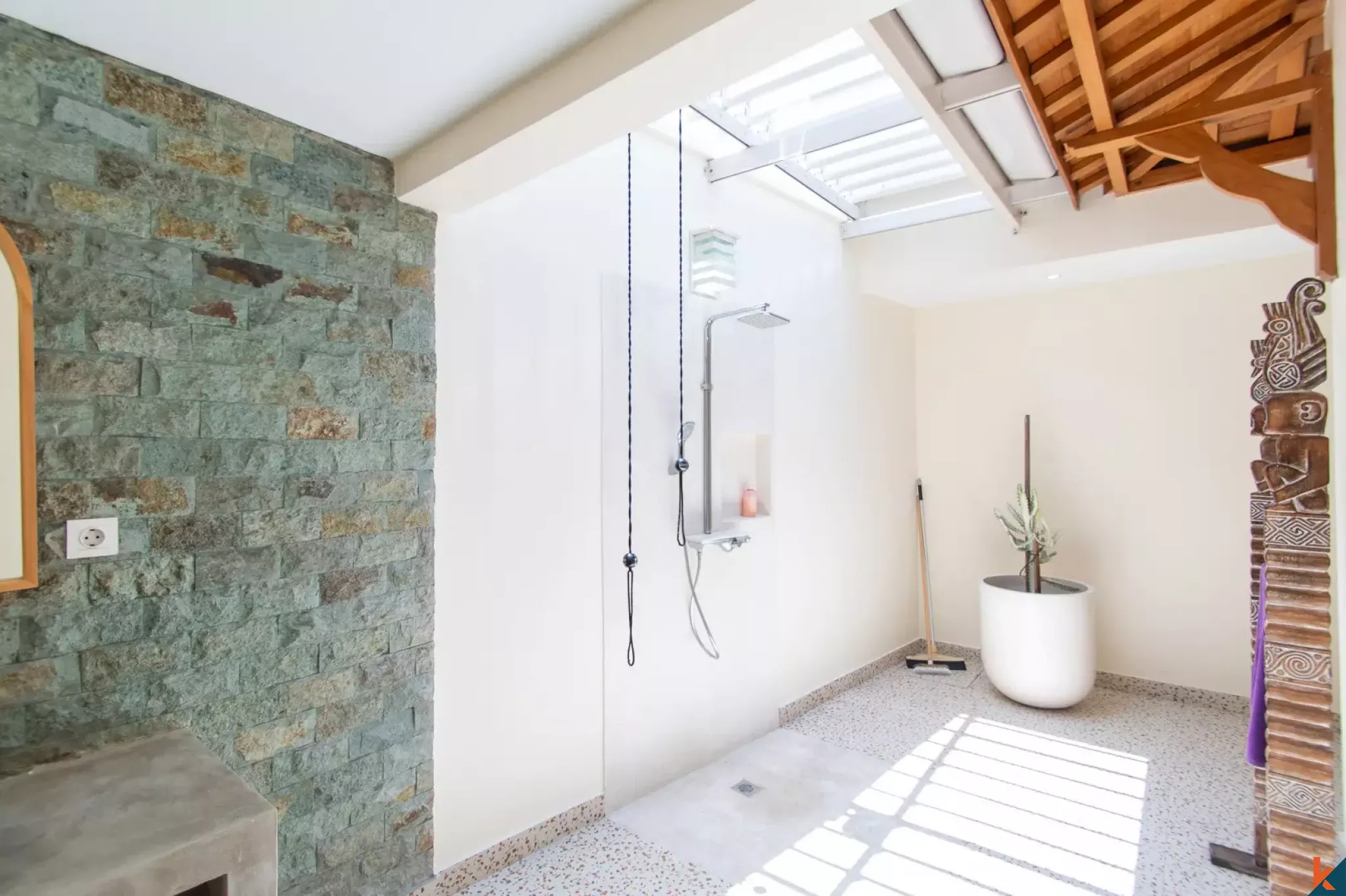 Propriété immobilière de haute qualité avec quatre chambres de style Joglo moderne à vendre à Ungasan