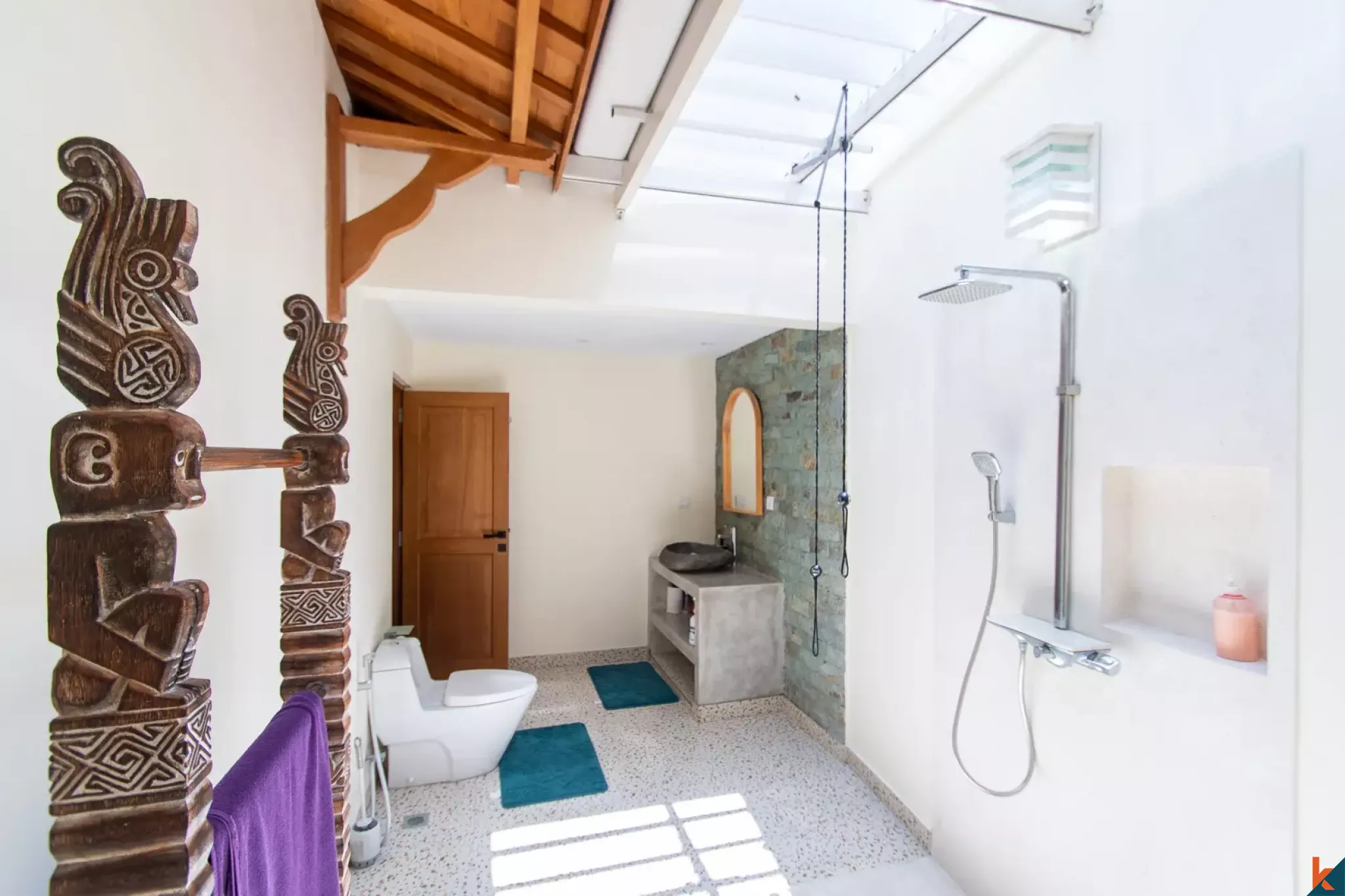 Propriété immobilière de haute qualité avec quatre chambres de style Joglo moderne à vendre à Ungasan