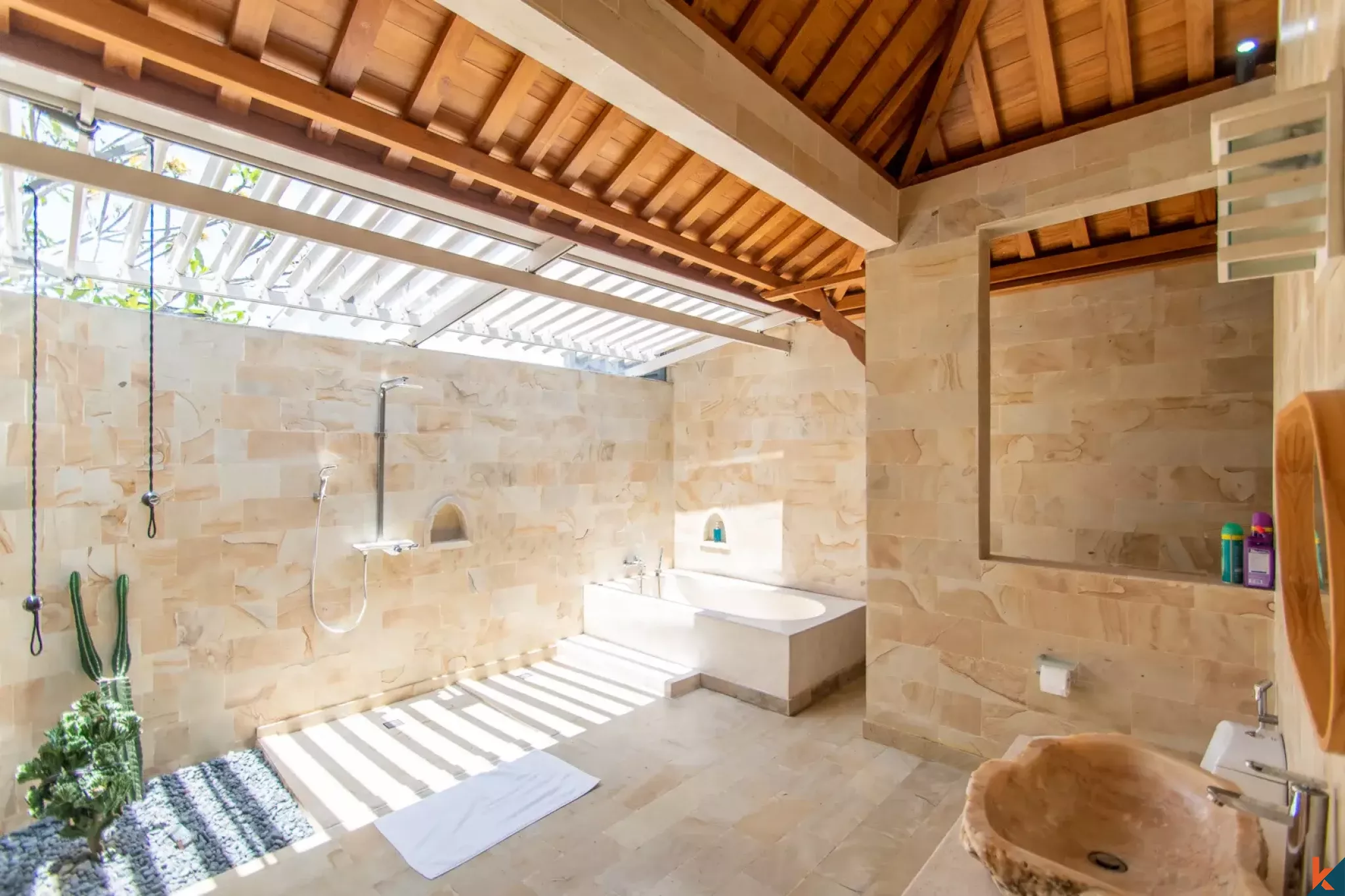 Propriété immobilière de haute qualité avec quatre chambres de style Joglo moderne à vendre à Ungasan