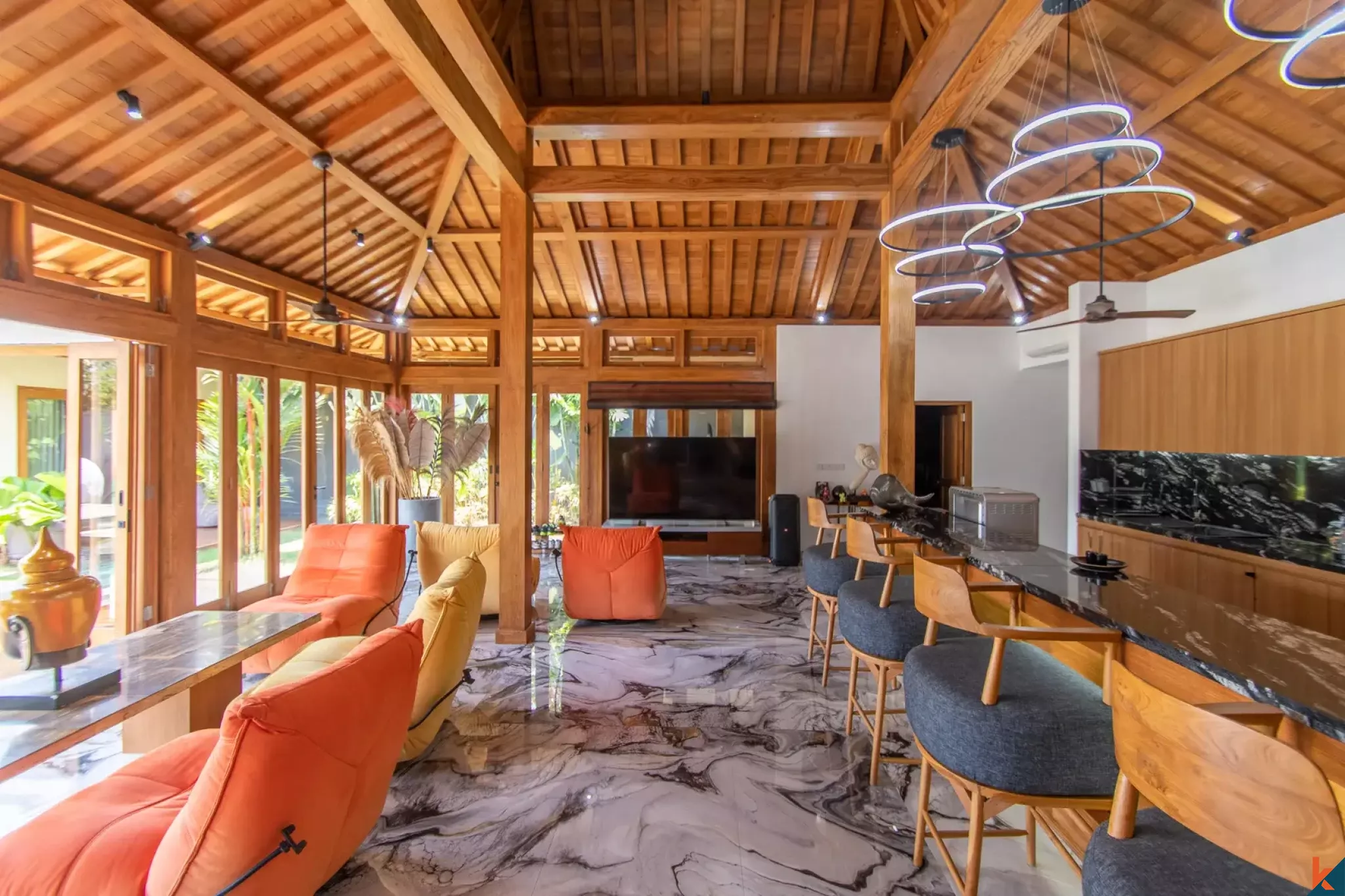 Propriété immobilière de haute qualité avec quatre chambres de style Joglo moderne à vendre à Ungasan