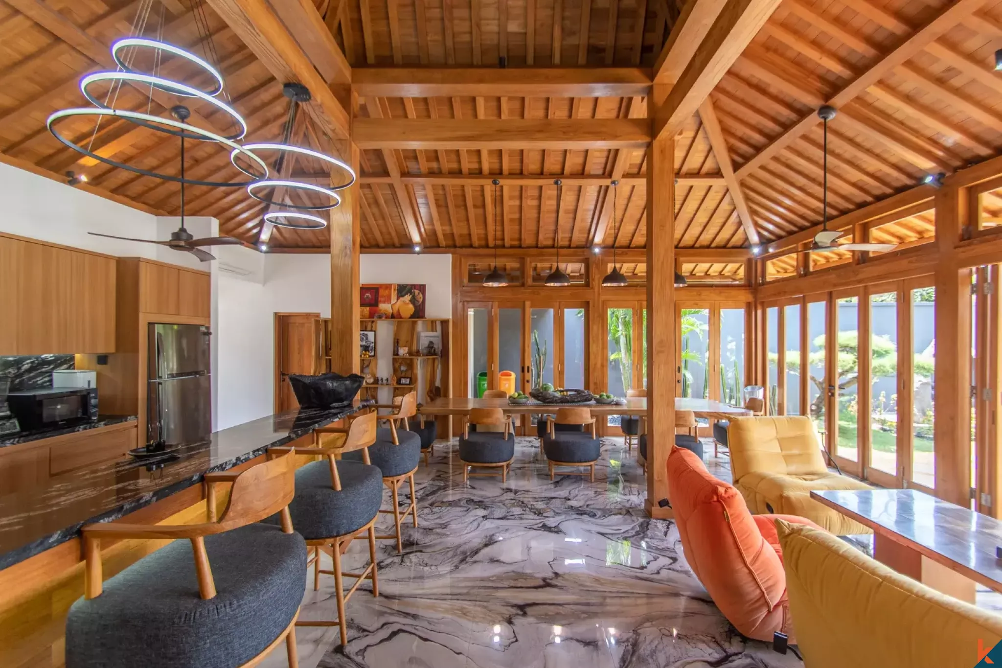 Propriété immobilière de haute qualité avec quatre chambres de style Joglo moderne à vendre à Ungasan