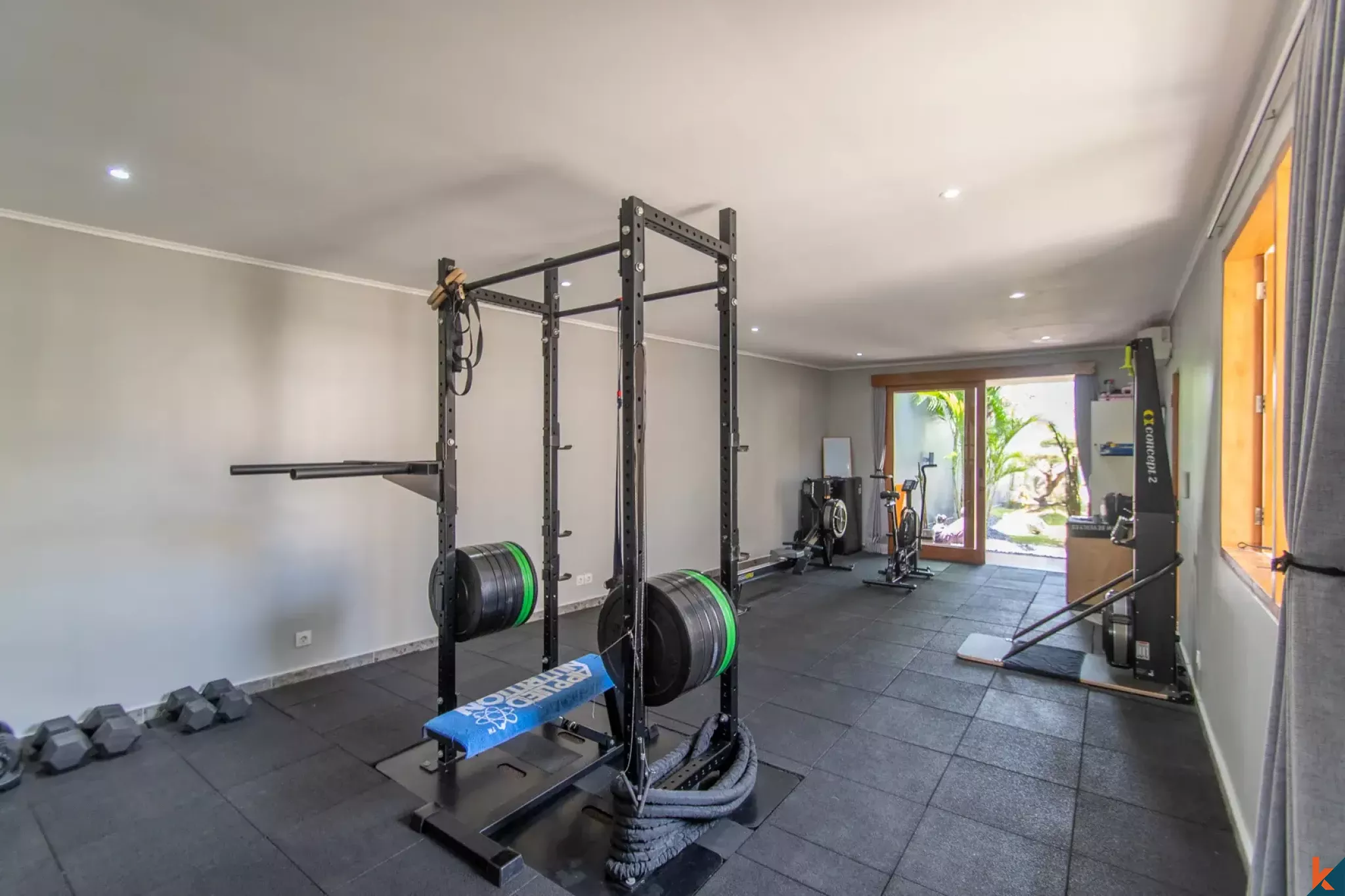 Propriété immobilière de haute qualité avec quatre chambres de style Joglo moderne à vendre à Ungasan