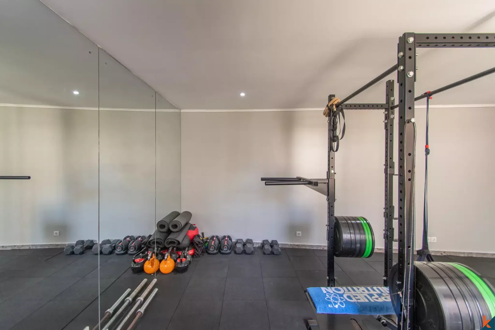 Propriété immobilière de haute qualité avec quatre chambres de style Joglo moderne à vendre à Ungasan