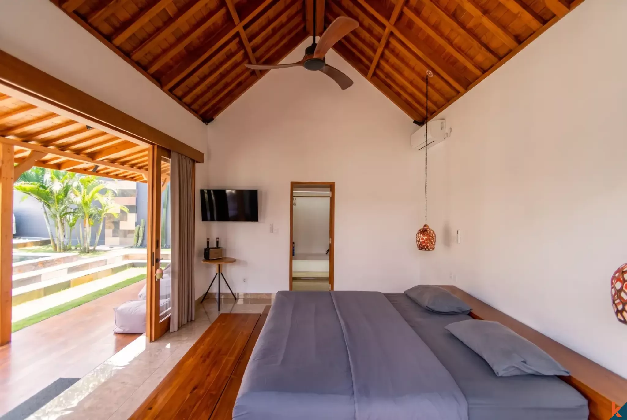 Propriété immobilière de haute qualité avec quatre chambres de style Joglo moderne à vendre à Ungasan