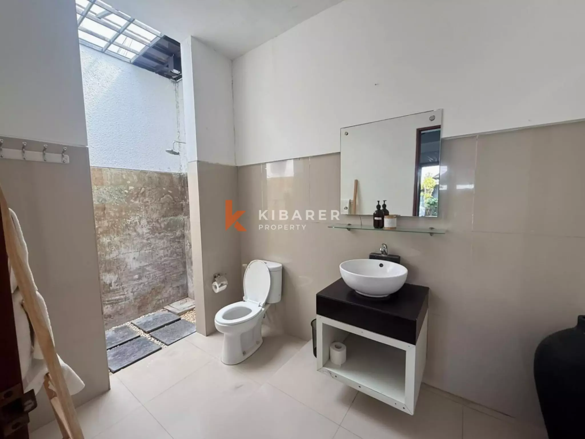 Vila Tropis Bergaya Bali dengan Tiga Kamar Tidur di Jantung Seminyak