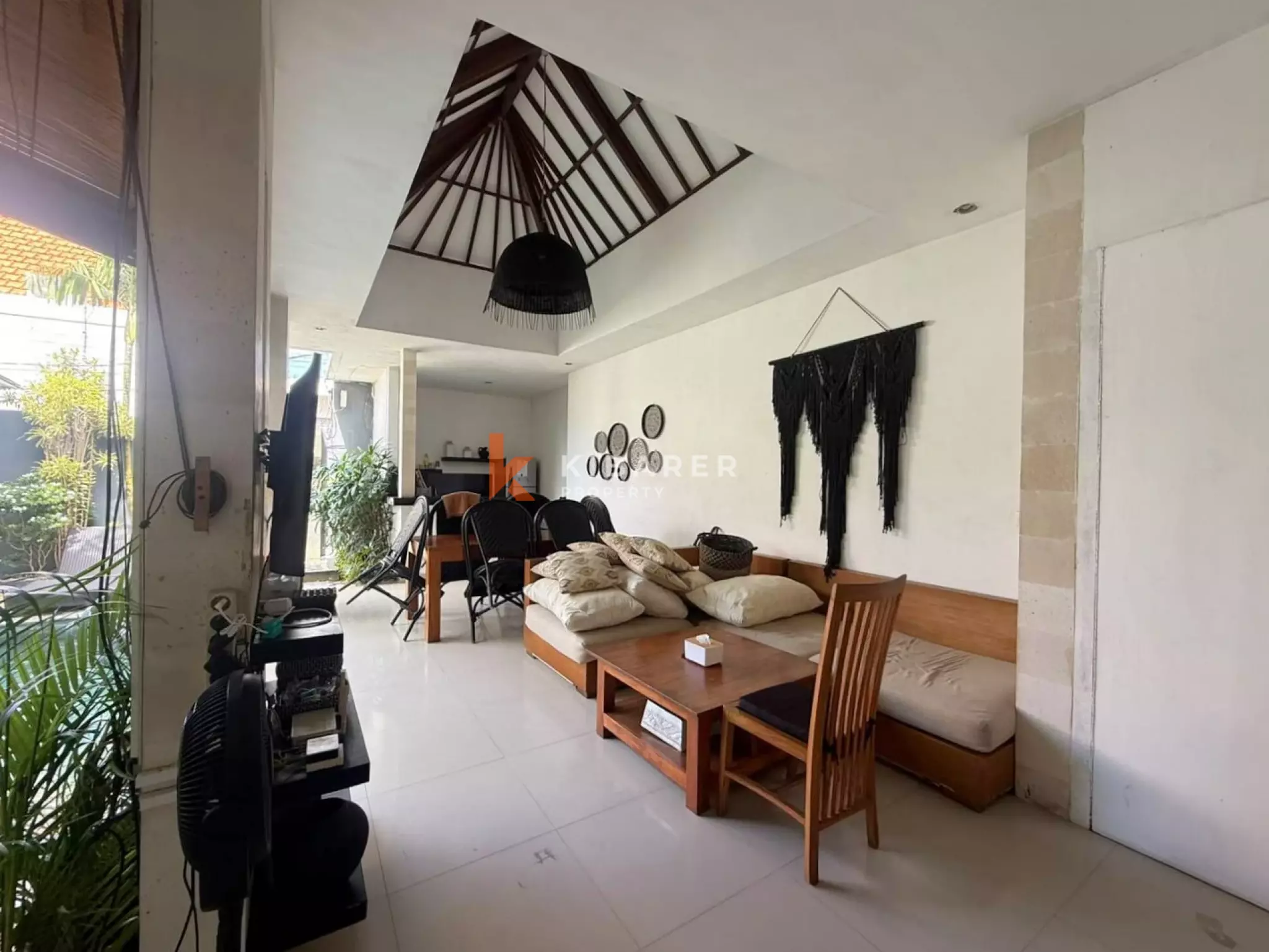 Vila Tropis Bergaya Bali dengan Tiga Kamar Tidur di Jantung Seminyak
