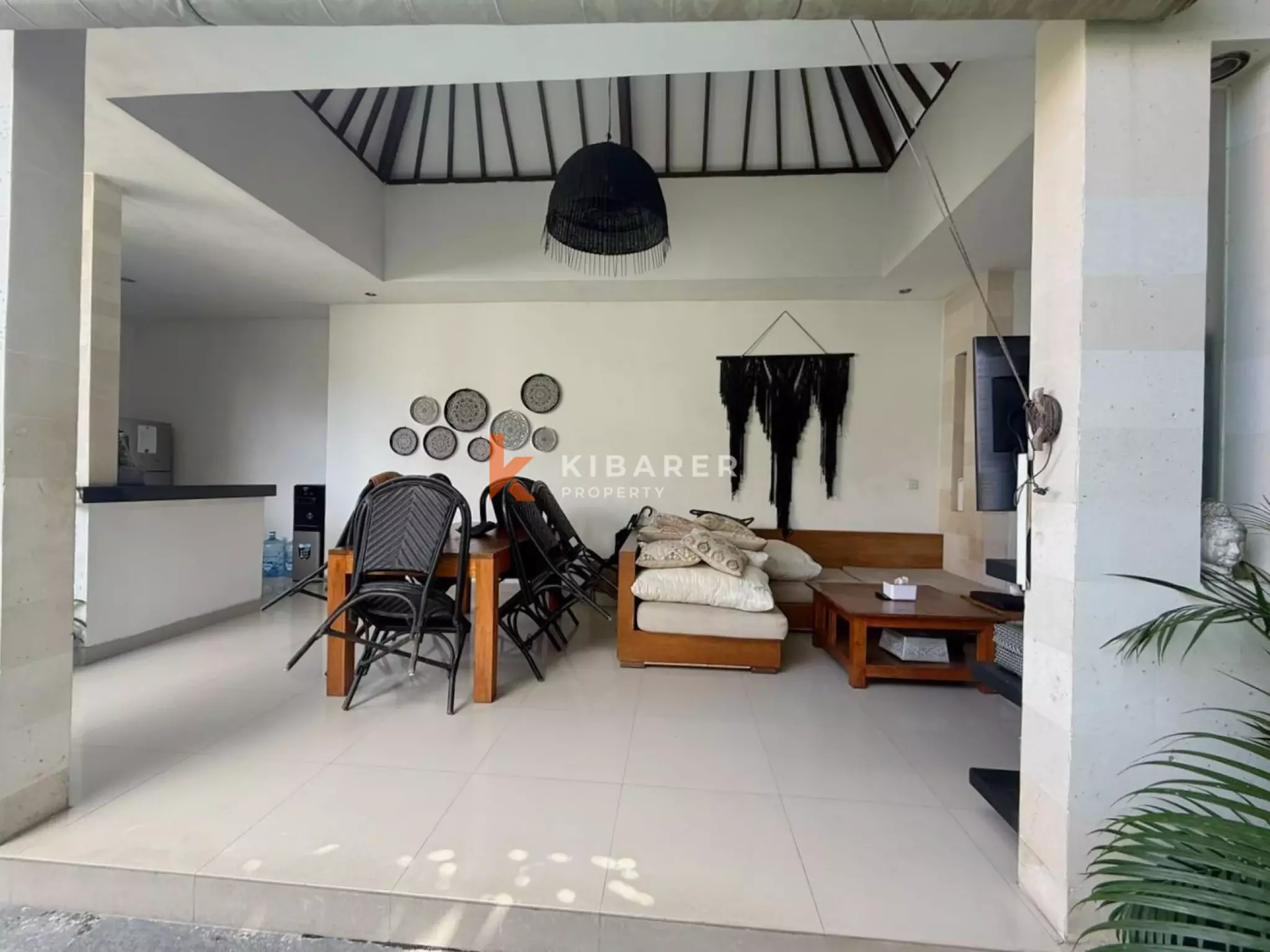 Vila Tropis Bergaya Bali dengan Tiga Kamar Tidur di Jantung Seminyak