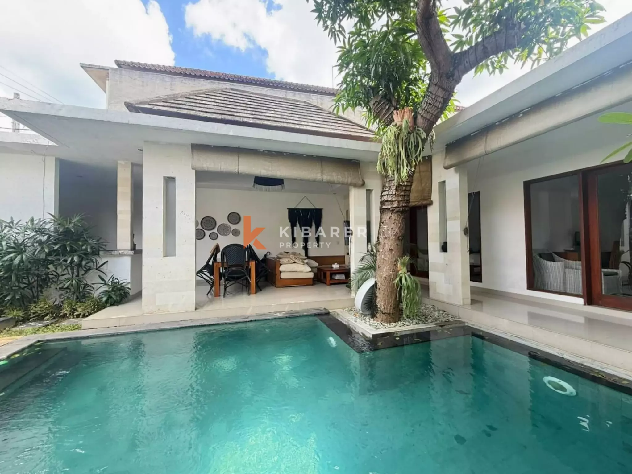 Vila Tropis Bergaya Bali dengan Tiga Kamar Tidur di Jantung Seminyak
