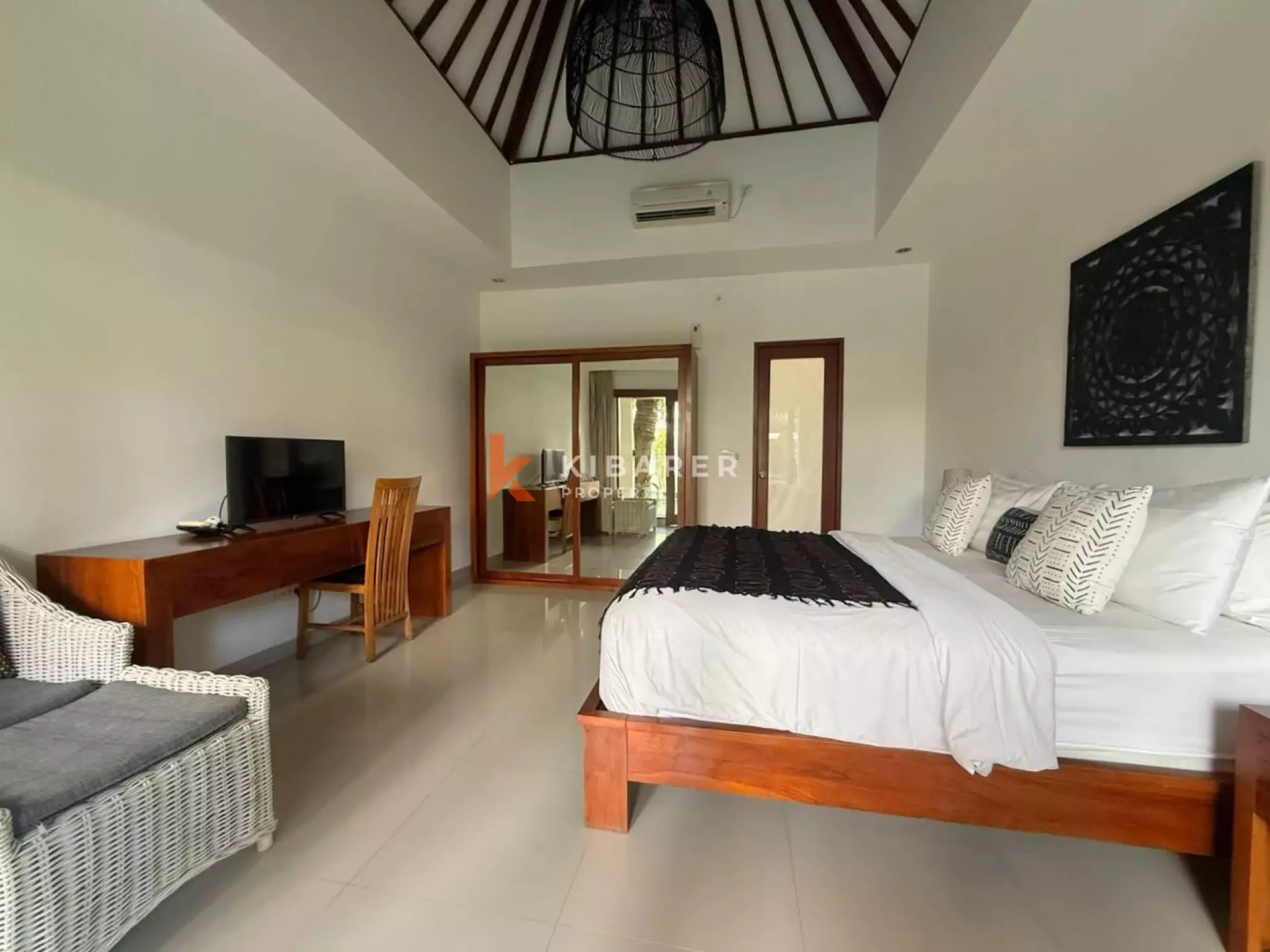 Vila Tropis Bergaya Bali dengan Tiga Kamar Tidur di Jantung Seminyak