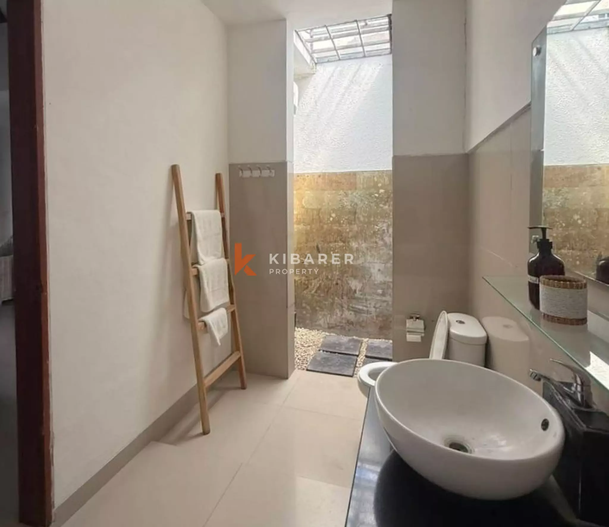 Vila Tropis Bergaya Bali dengan Tiga Kamar Tidur di Jantung Seminyak