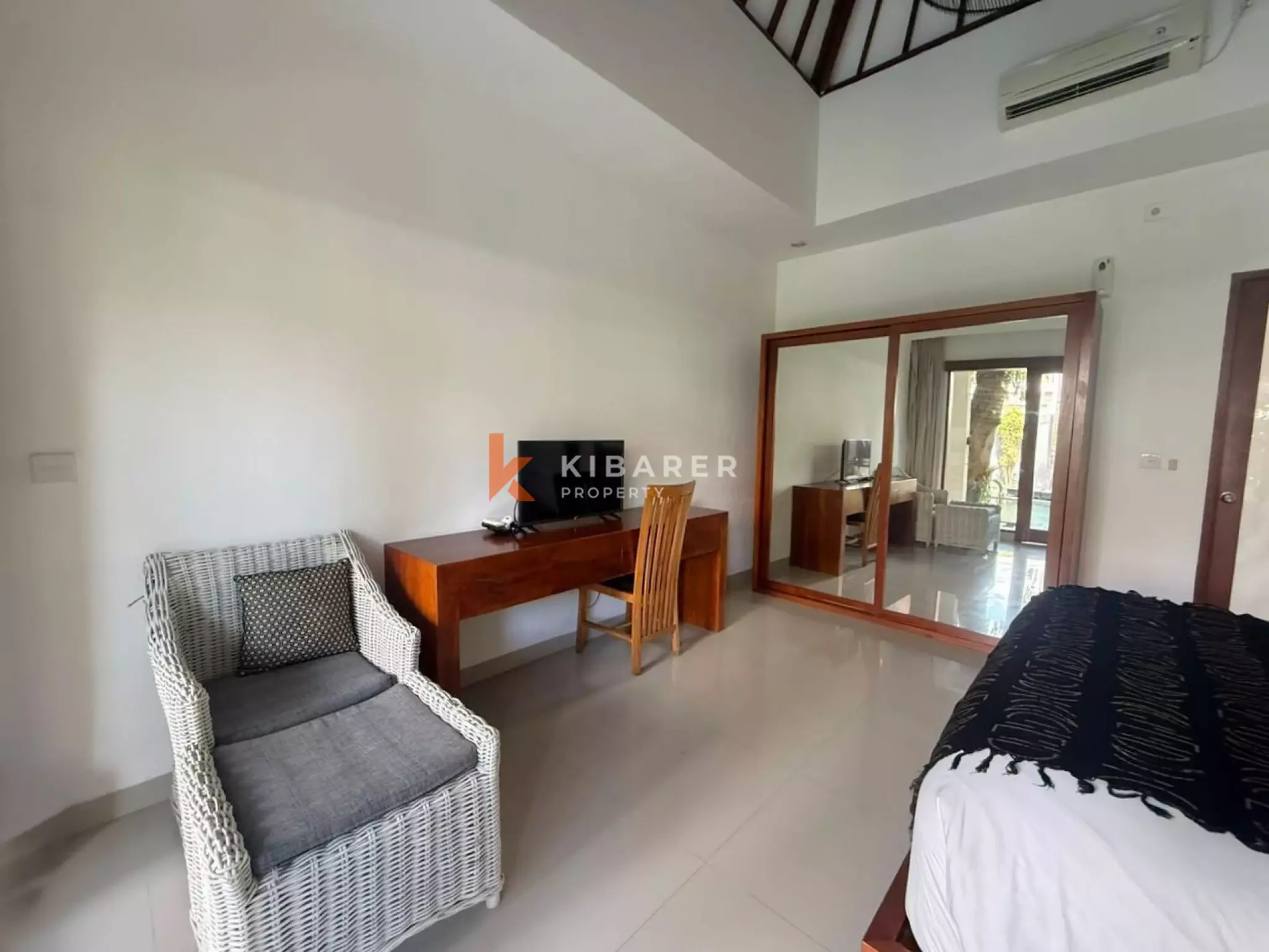 Vila Tropis Bergaya Bali dengan Tiga Kamar Tidur di Jantung Seminyak