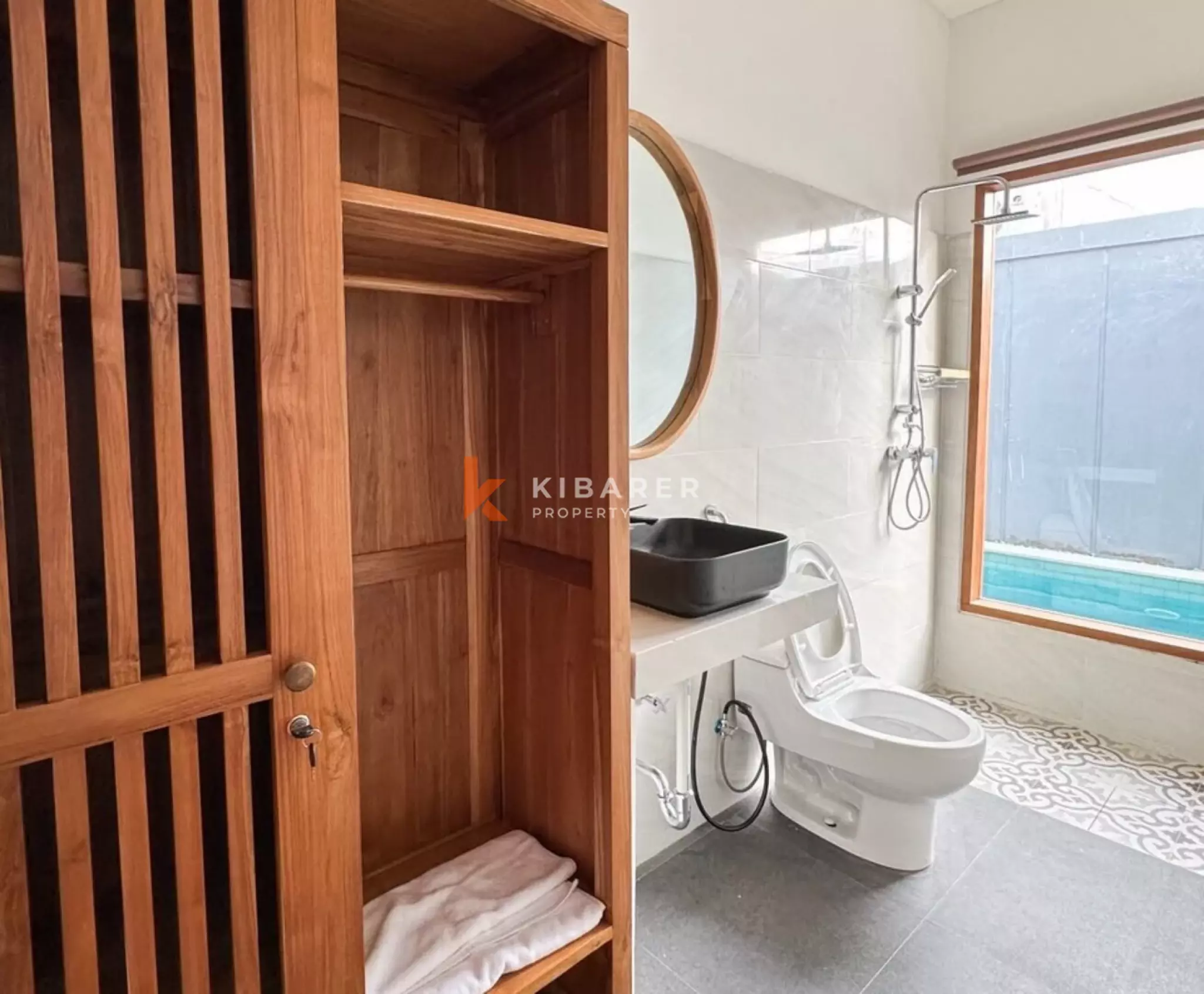 Vila Dua Kamar Tidur Bergaya Tropis Modern di Sanur