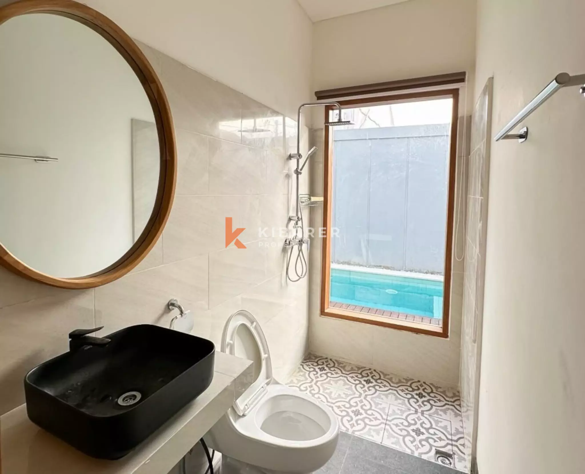 Vila Dua Kamar Tidur Bergaya Tropis Modern di Sanur