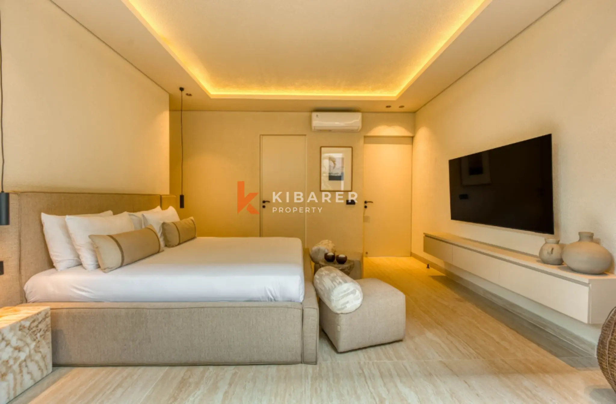Vila Empat Kamar Tidur dengan Dua Master Suite Bergaya Eropa di Umalas