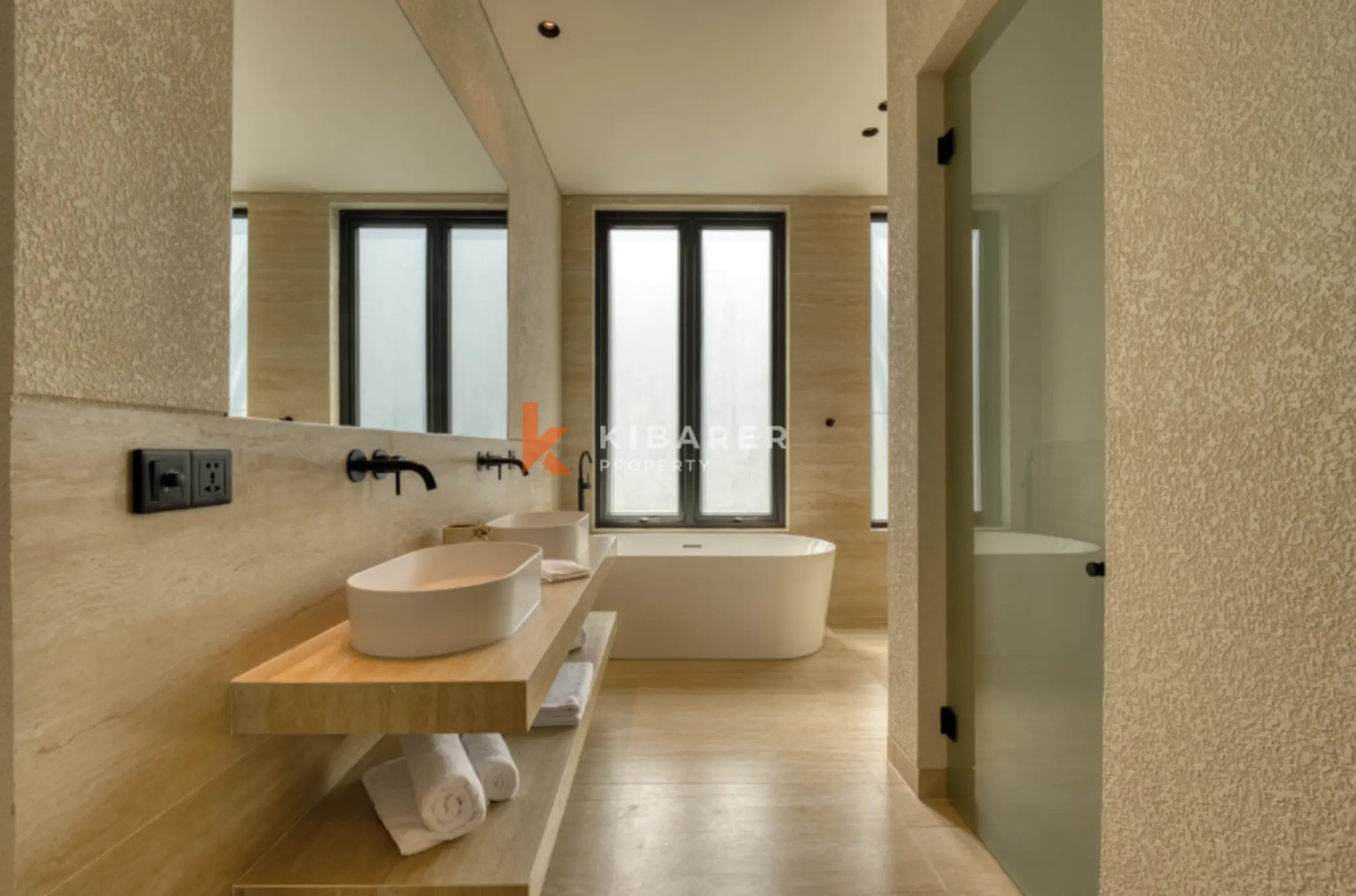 Vila Empat Kamar Tidur dengan Dua Master Suite Bergaya Eropa di Umalas
