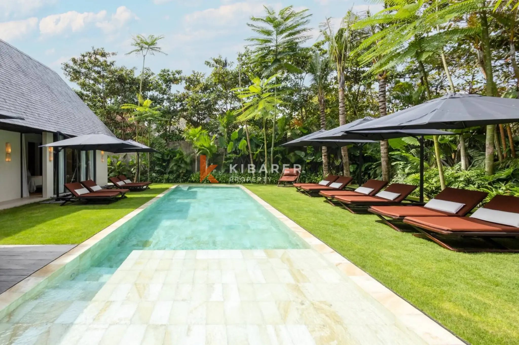 Seni Elegansi Tropis: Vila Enam Kamar Tidur dengan Taman Asri di Umalas