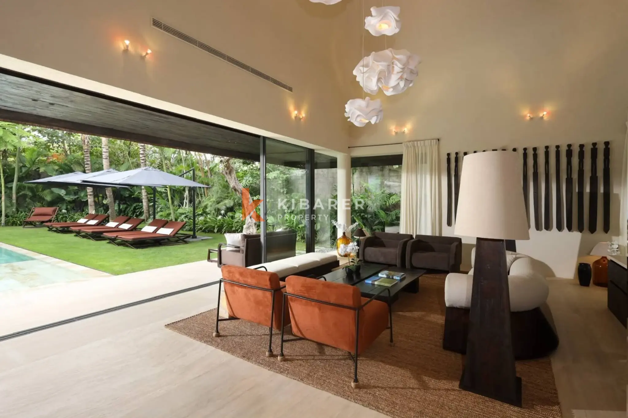 Seni Elegansi Tropis: Vila Enam Kamar Tidur dengan Taman Asri di Umalas