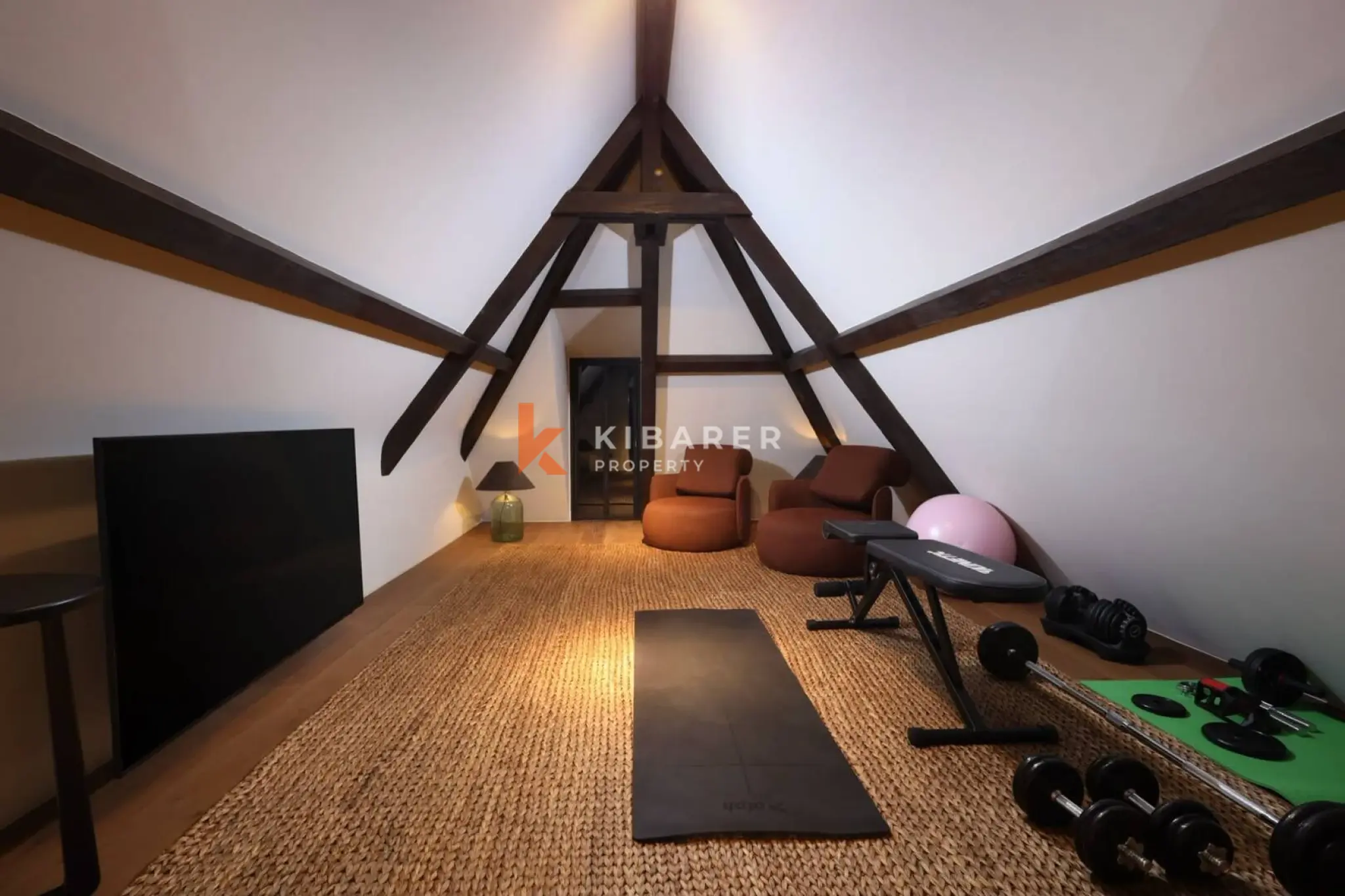 Seni Elegansi Tropis: Vila Enam Kamar Tidur dengan Taman Asri di Umalas