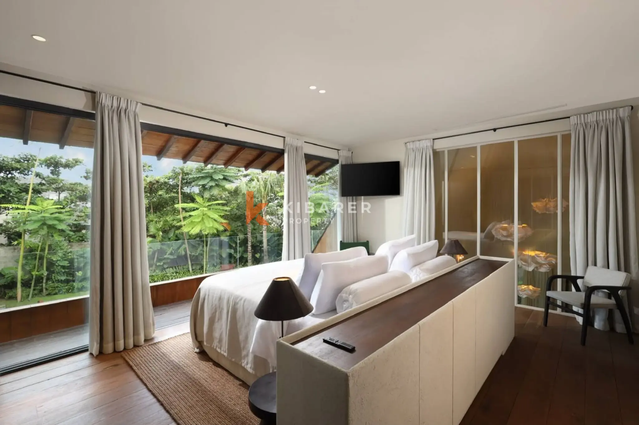 Seni Elegansi Tropis: Vila Enam Kamar Tidur dengan Taman Asri di Umalas