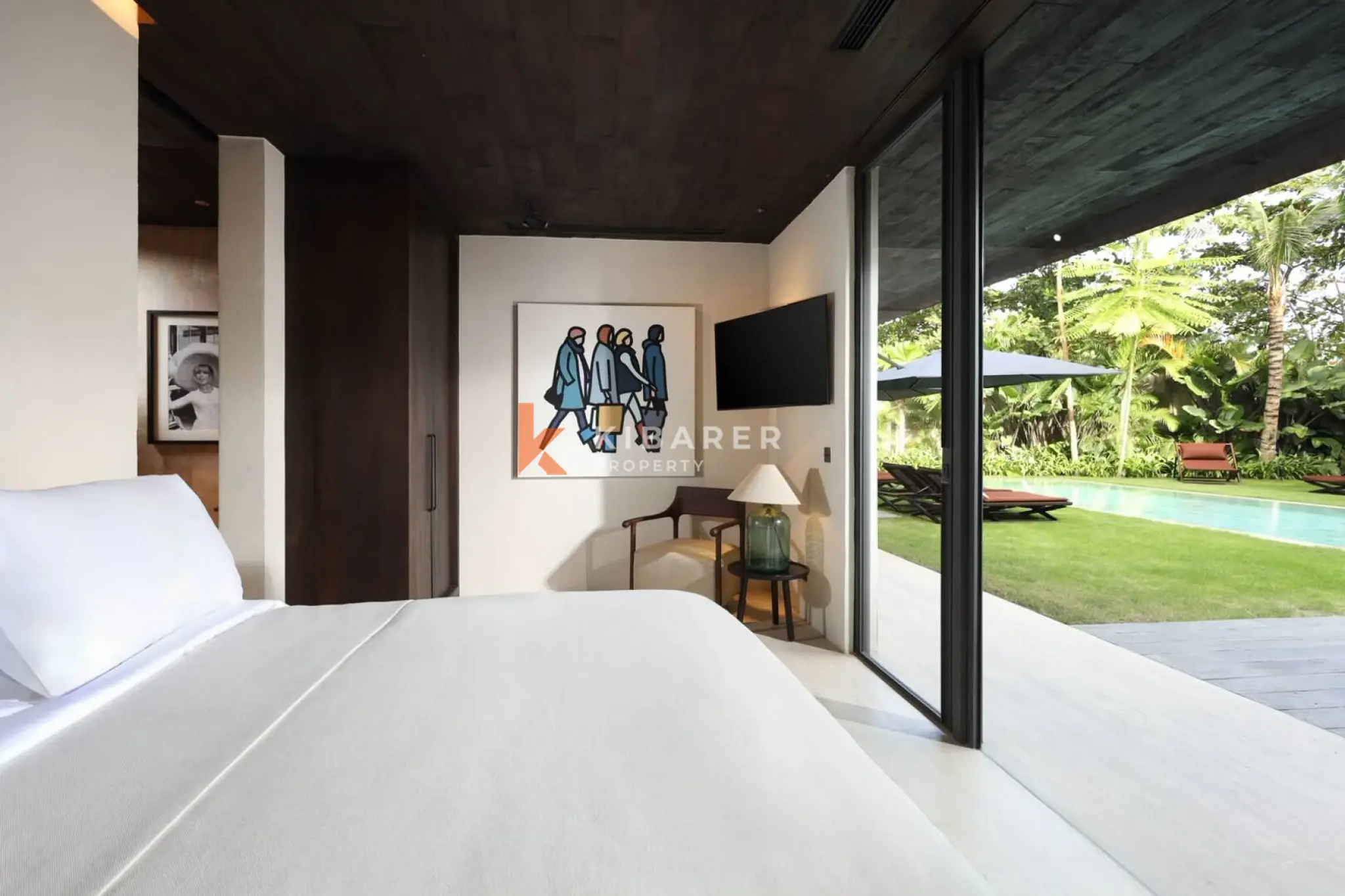 Seni Elegansi Tropis: Vila Enam Kamar Tidur dengan Taman Asri di Umalas