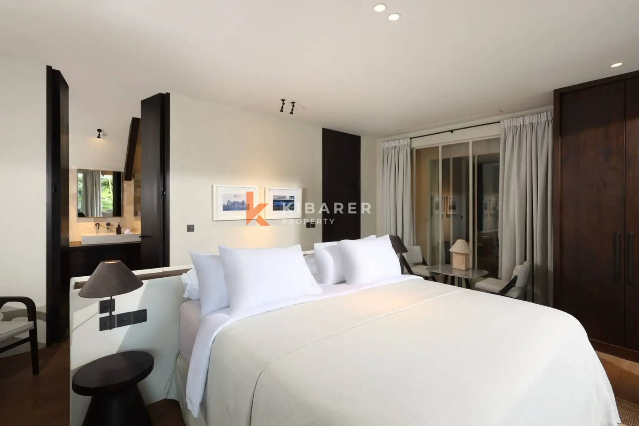 Seni Elegansi Tropis: Vila Enam Kamar Tidur dengan Taman Asri di Umalas