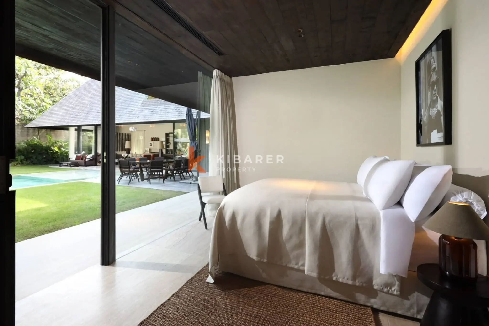 Seni Elegansi Tropis: Vila Enam Kamar Tidur dengan Taman Asri di Umalas