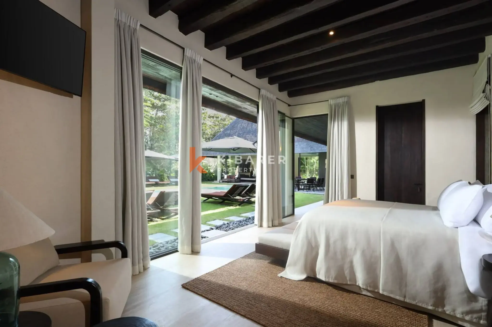 Seni Elegansi Tropis: Vila Enam Kamar Tidur dengan Taman Asri di Umalas