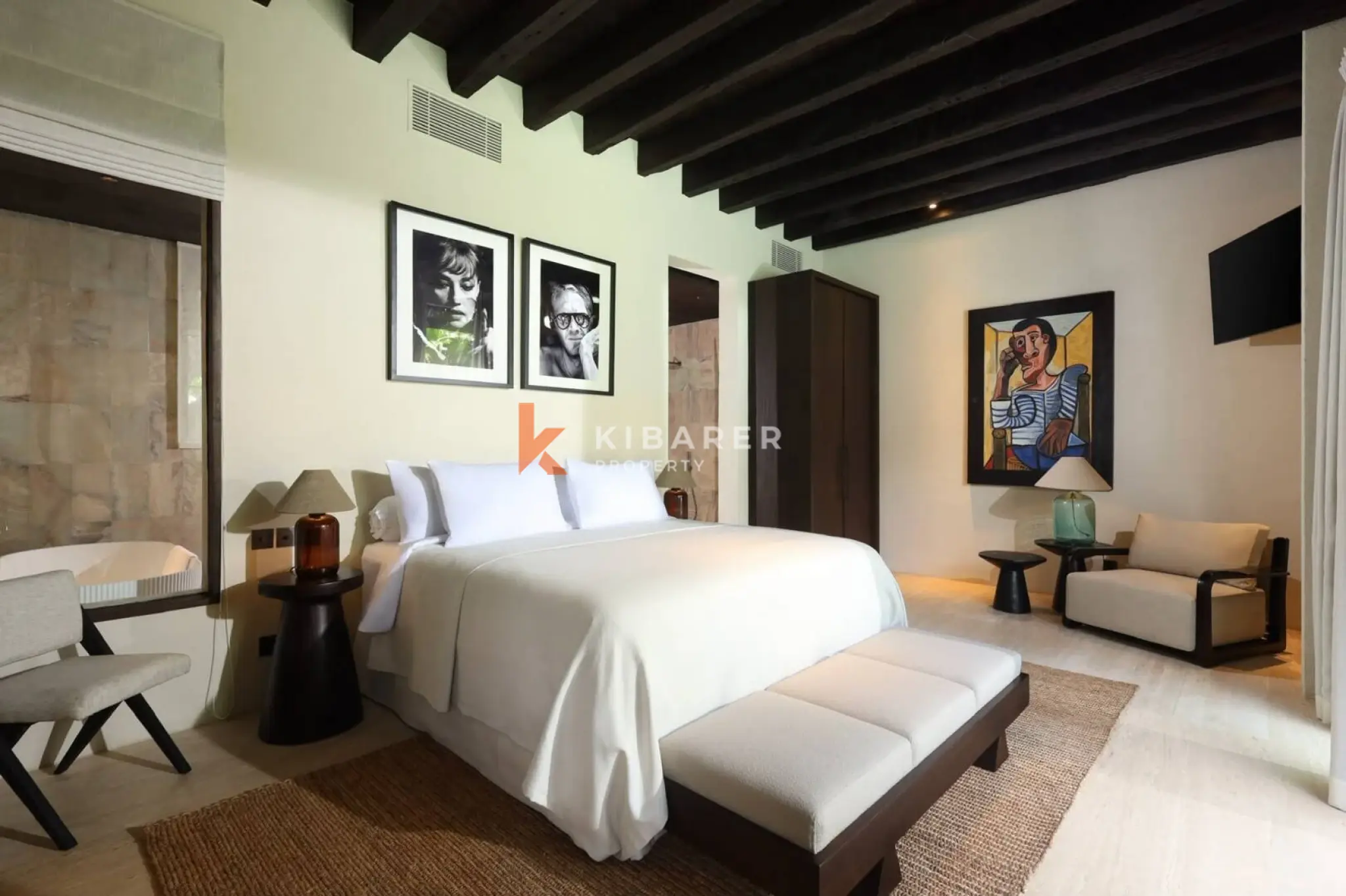 Seni Elegansi Tropis: Vila Enam Kamar Tidur dengan Taman Asri di Umalas