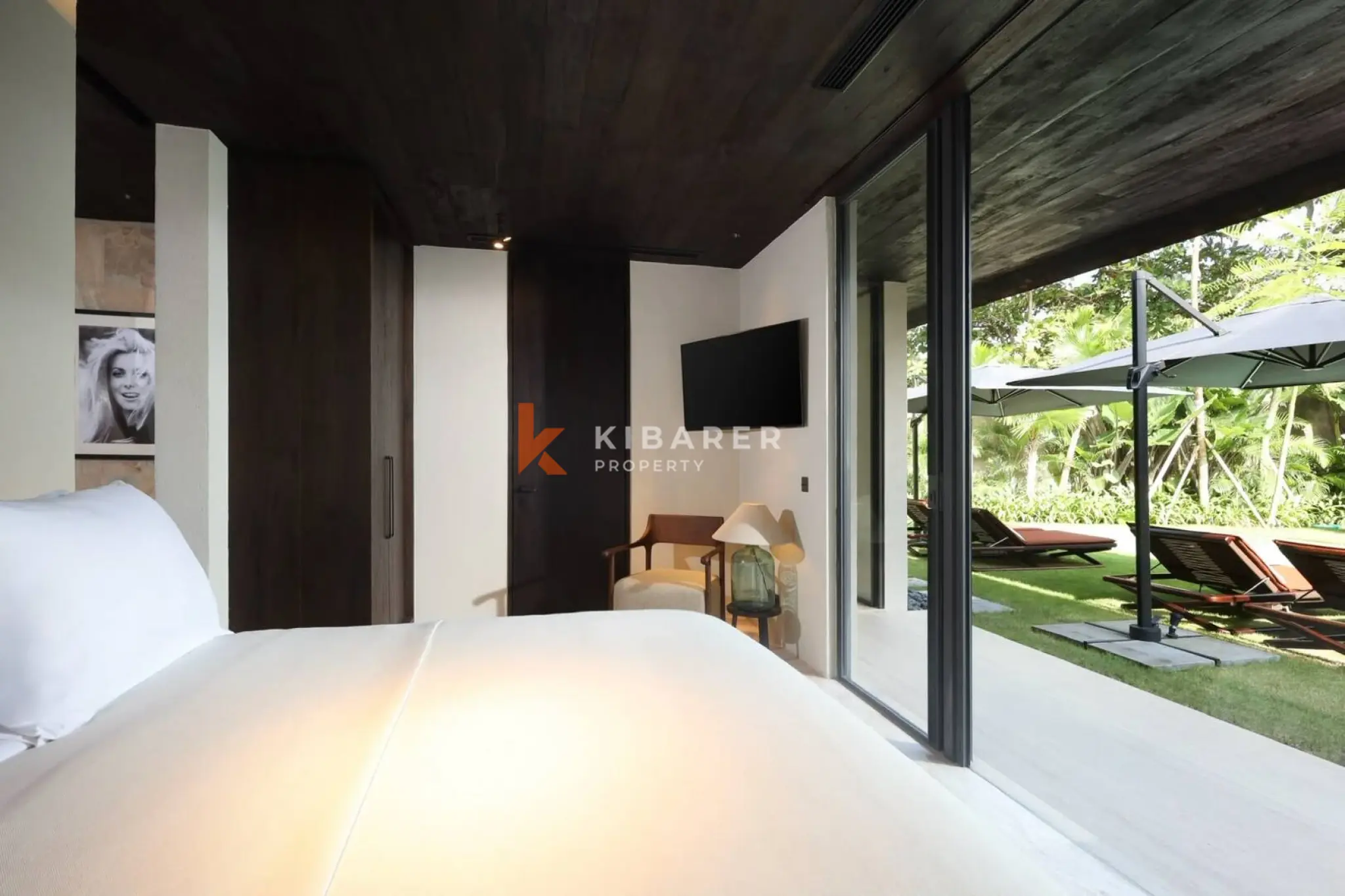 Seni Elegansi Tropis: Vila Enam Kamar Tidur dengan Taman Asri di Umalas
