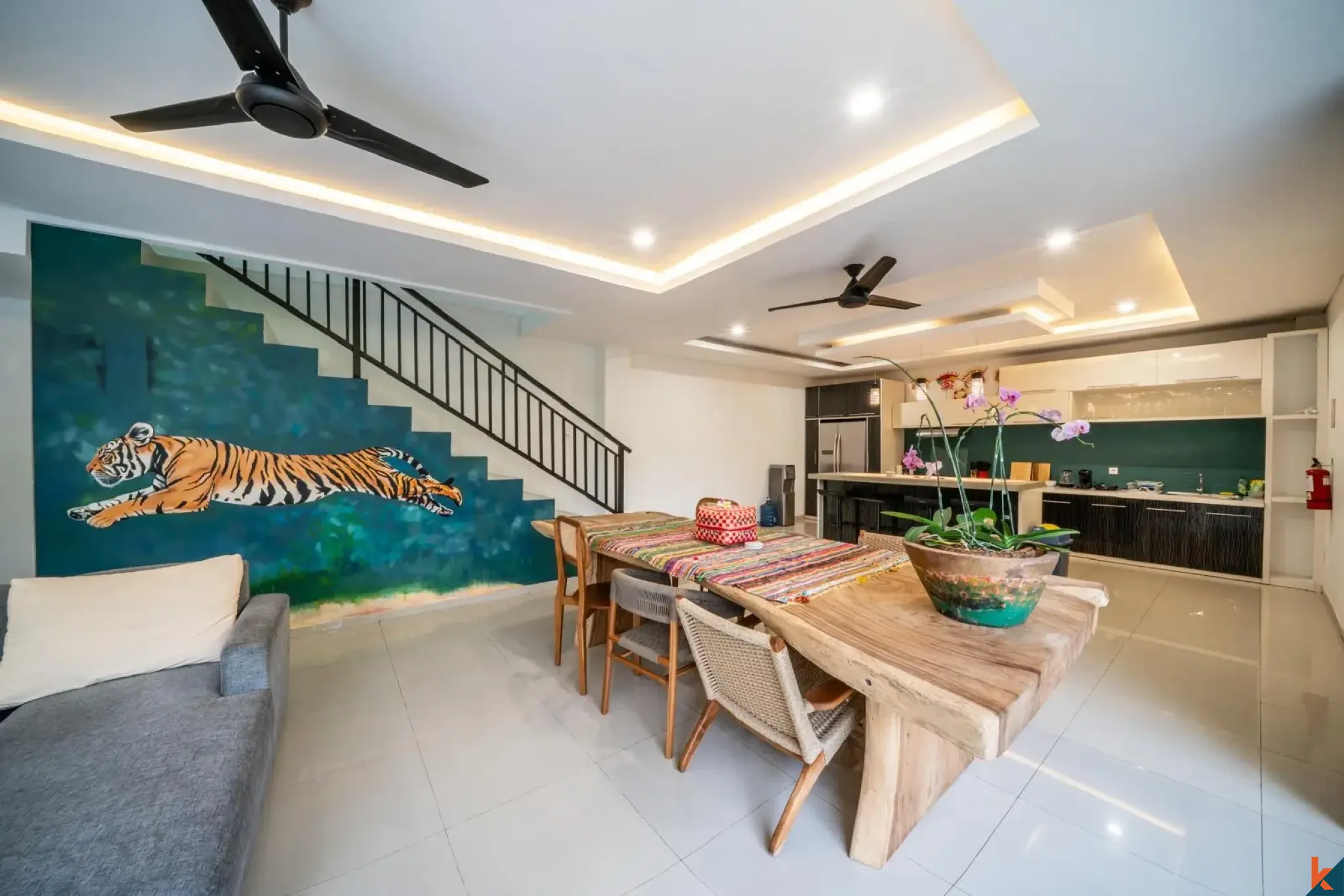 Villa moderne de 4 chambres en bail emphytéotique à vendre à Seminyak avec piscine et gazebo à l'étage