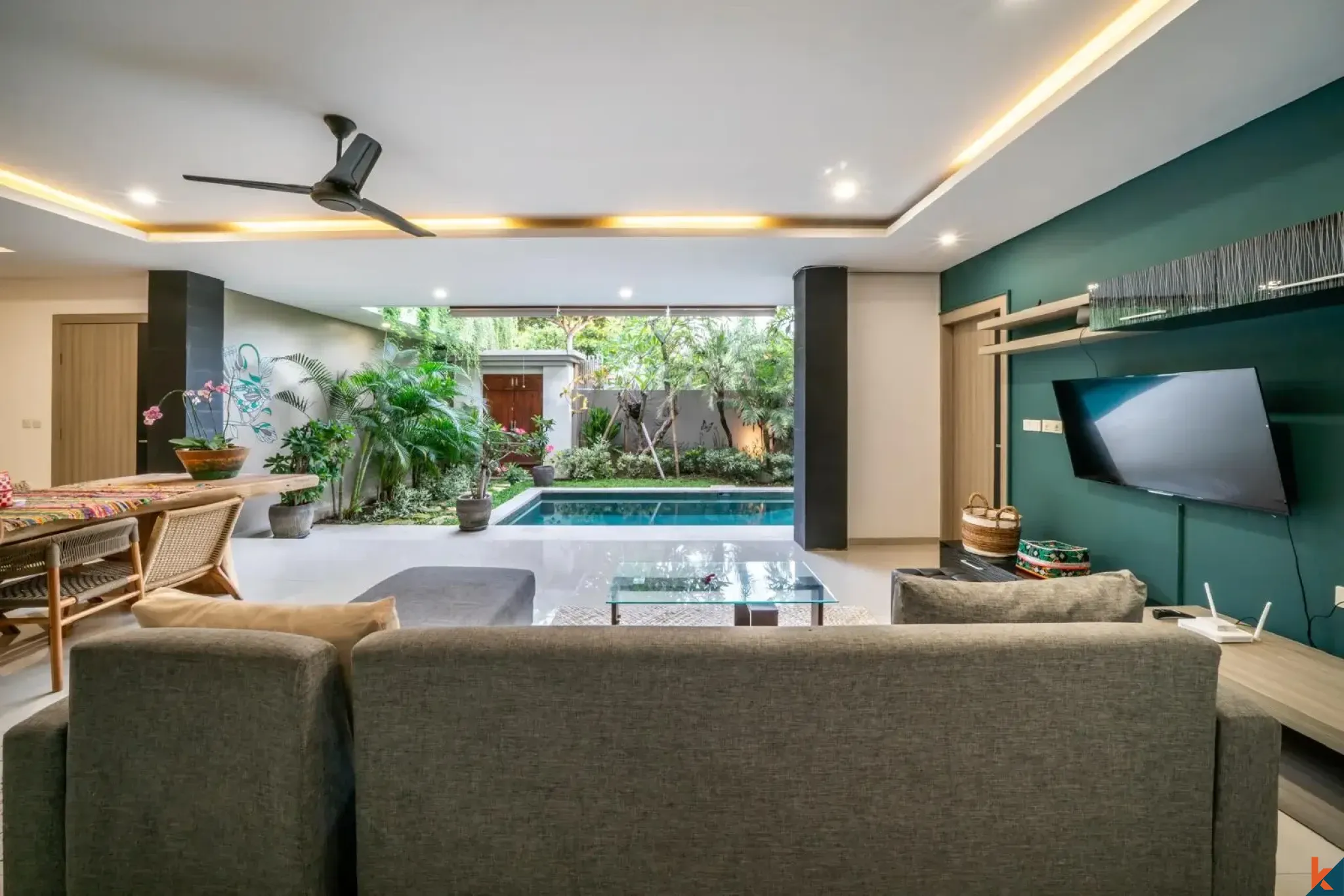 Villa moderne de 4 chambres en bail emphytéotique à vendre à Seminyak avec piscine et gazebo à l'étage
