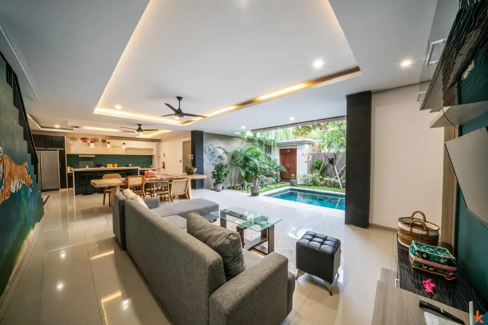 Villa moderne de 4 chambres en bail emphytéotique à vendre à Seminyak avec piscine et gazebo à l'étage