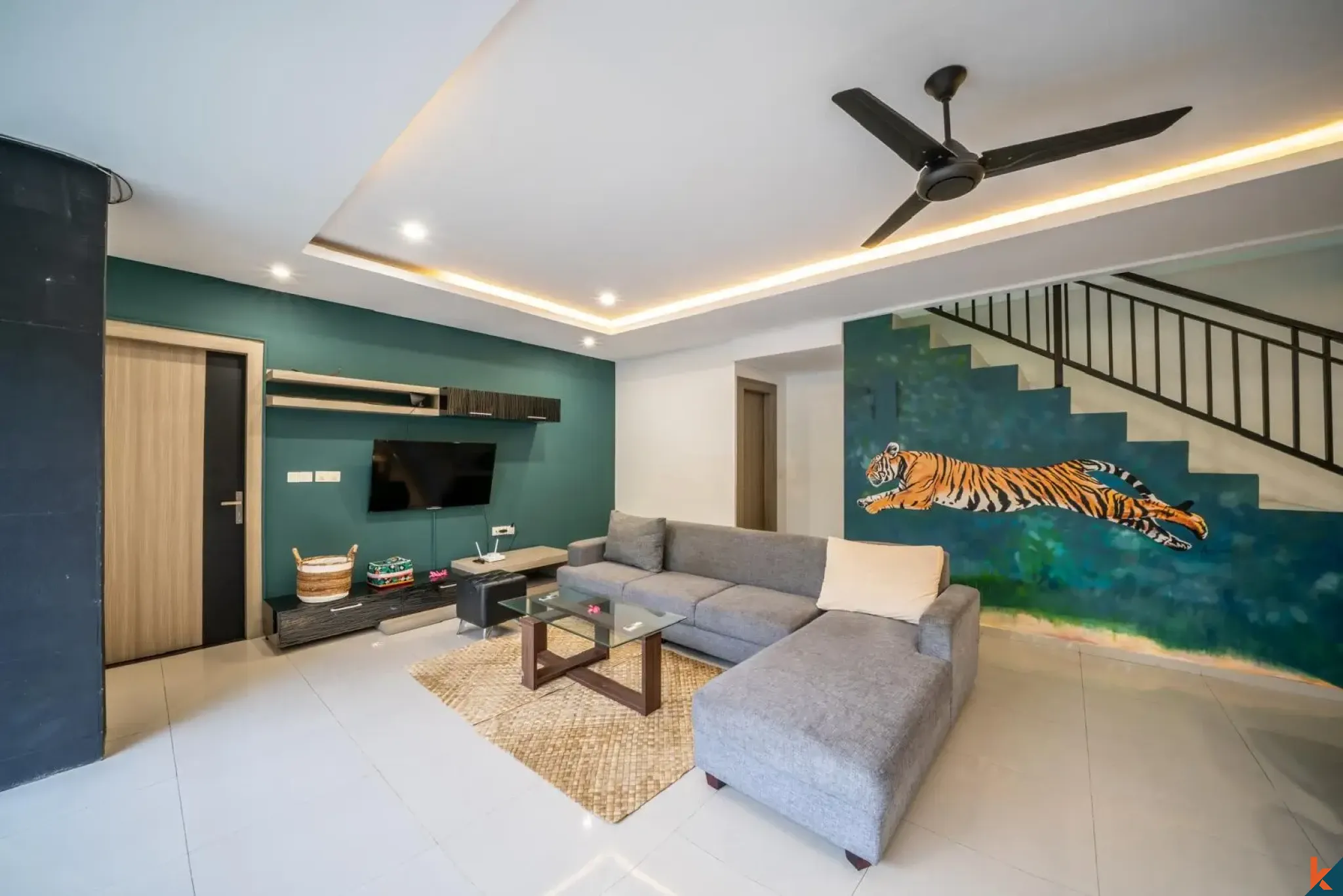 Villa moderne de 4 chambres en bail emphytéotique à vendre à Seminyak avec piscine et gazebo à l'étage