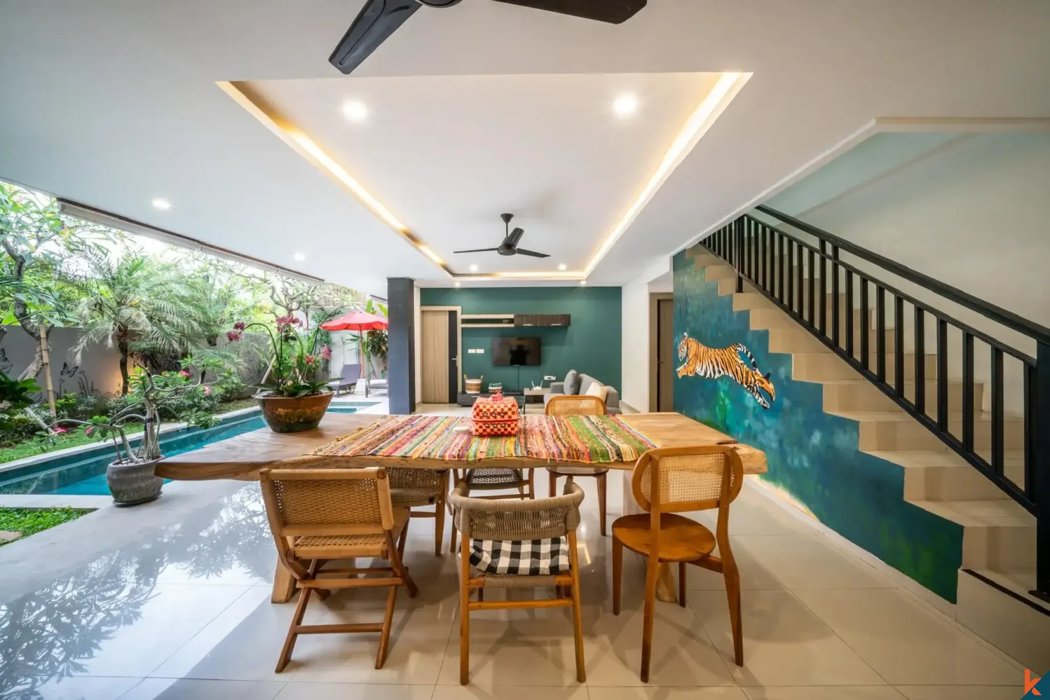 Villa moderne de 4 chambres en bail emphytéotique à vendre à Seminyak avec piscine et gazebo à l'étage
