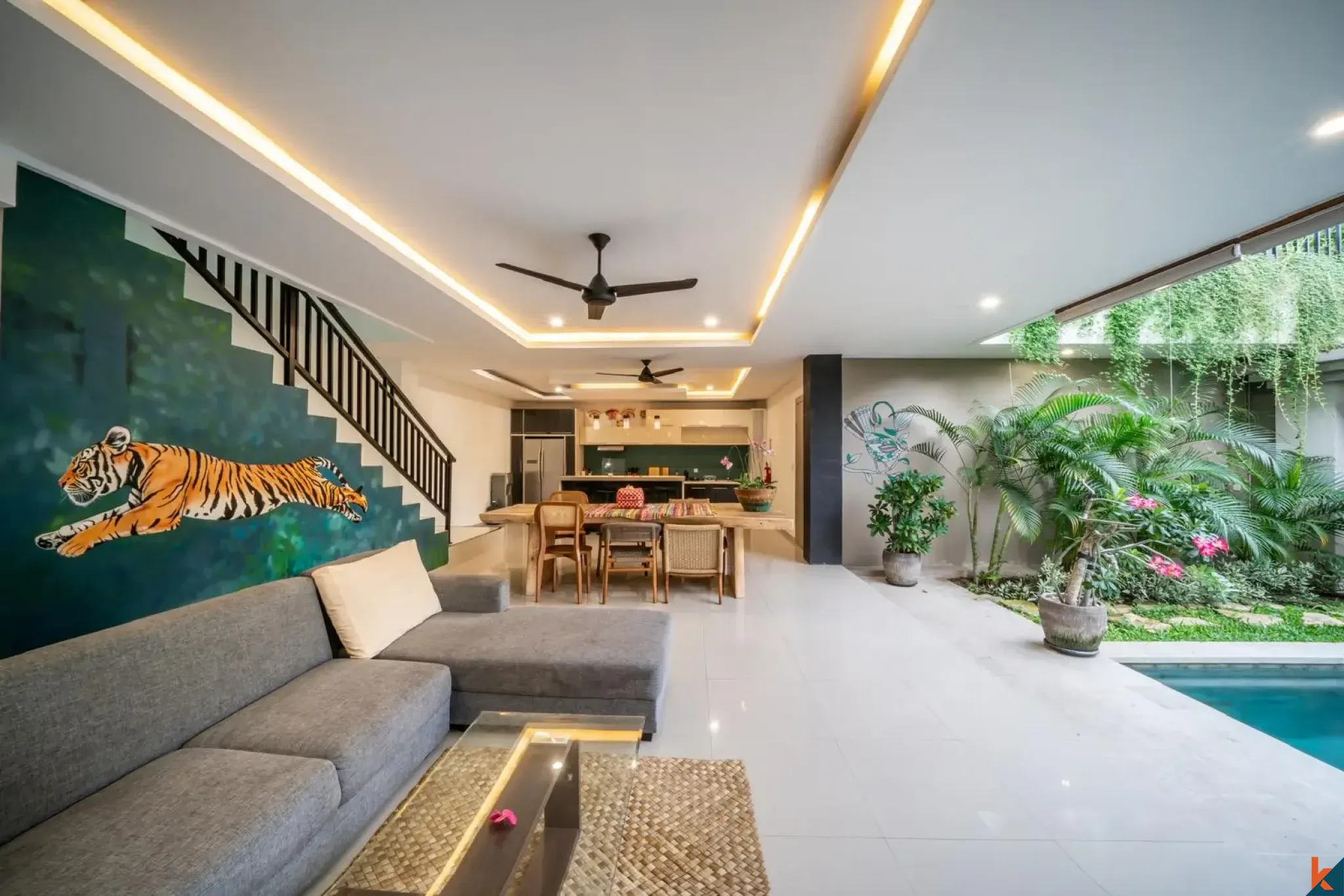 Villa moderne de 4 chambres en bail emphytéotique à vendre à Seminyak avec piscine et gazebo à l'étage