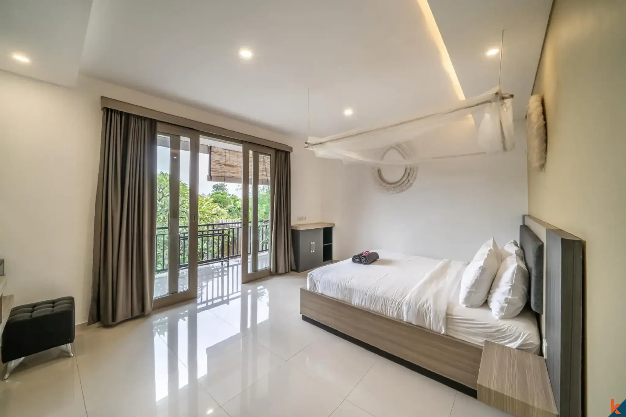 Villa moderne de 4 chambres en bail emphytéotique à vendre à Seminyak avec piscine et gazebo à l'étage