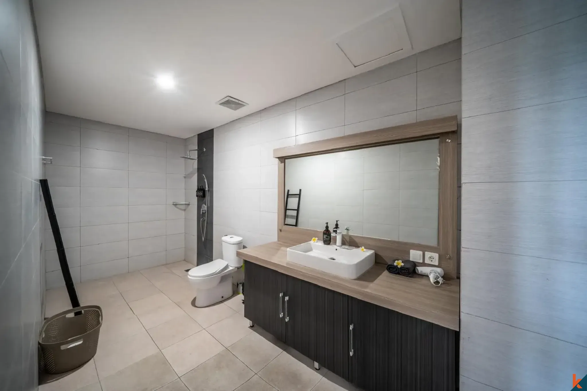 Villa moderne de 4 chambres en bail emphytéotique à vendre à Seminyak avec piscine et gazebo à l'étage