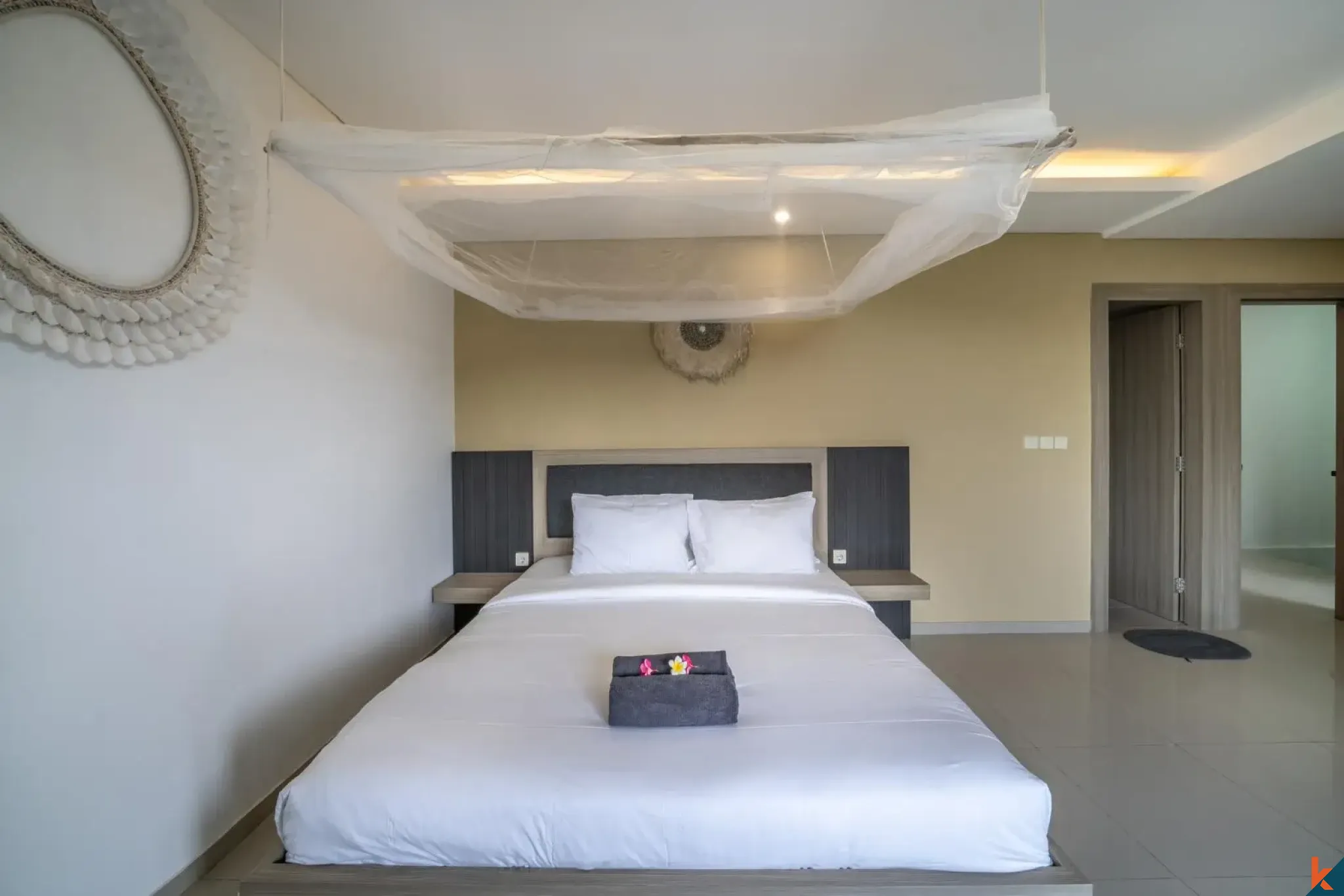 Villa moderne de 4 chambres en bail emphytéotique à vendre à Seminyak avec piscine et gazebo à l'étage