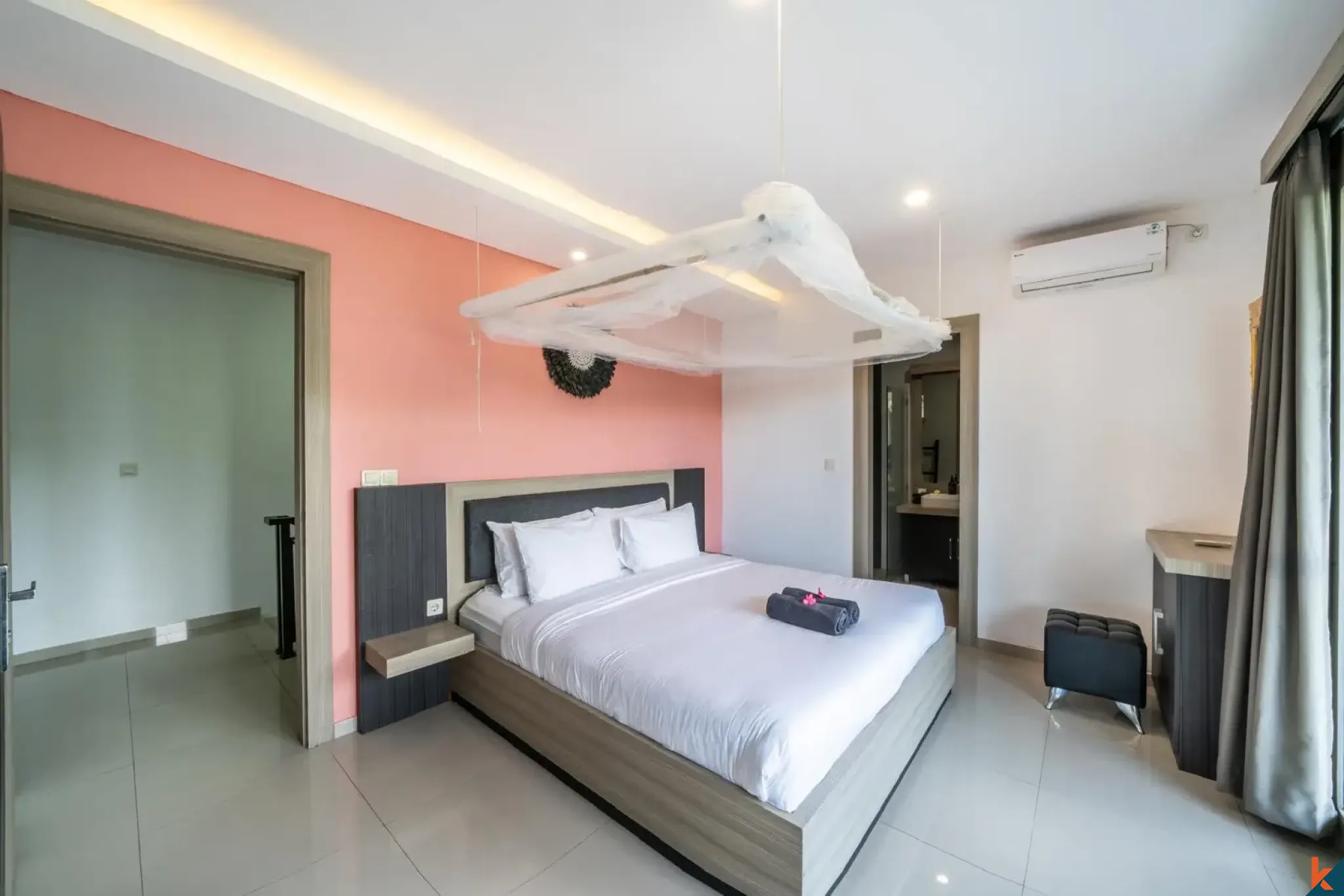 Villa moderne de 4 chambres en bail emphytéotique à vendre à Seminyak avec piscine et gazebo à l'étage