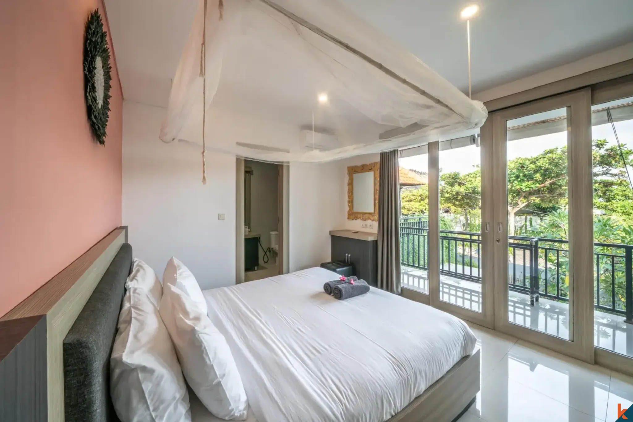 Villa moderne de 4 chambres en bail emphytéotique à vendre à Seminyak avec piscine et gazebo à l'étage