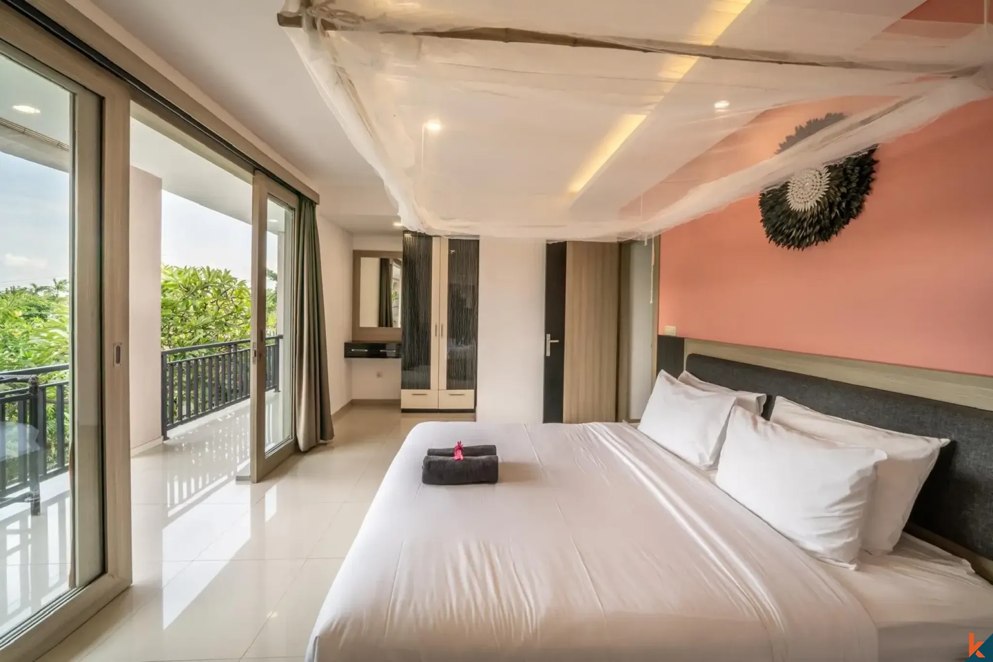 Villa moderne de 4 chambres en bail emphytéotique à vendre à Seminyak avec piscine et gazebo à l'étage