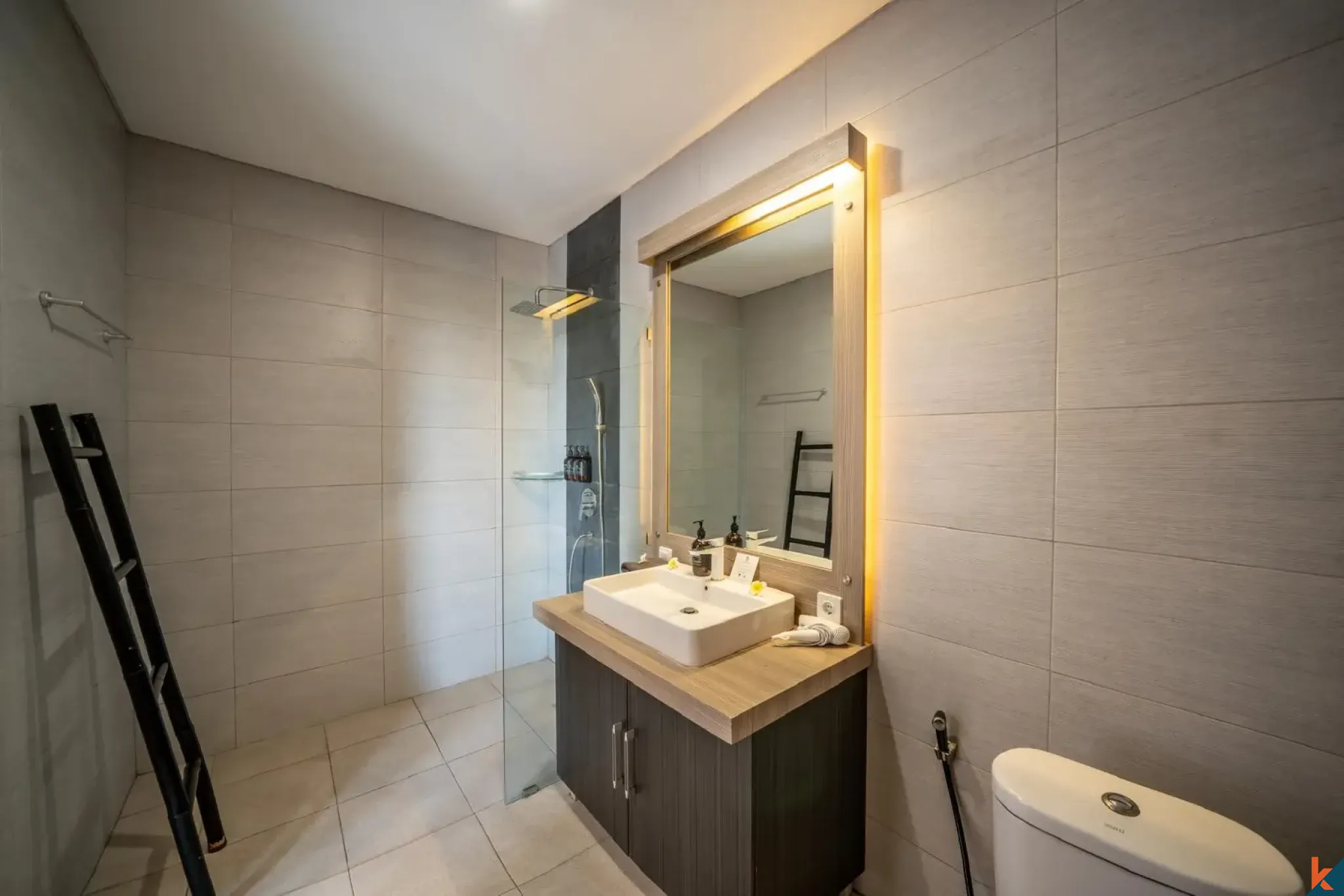 Villa moderne de 4 chambres en bail emphytéotique à vendre à Seminyak avec piscine et gazebo à l'étage